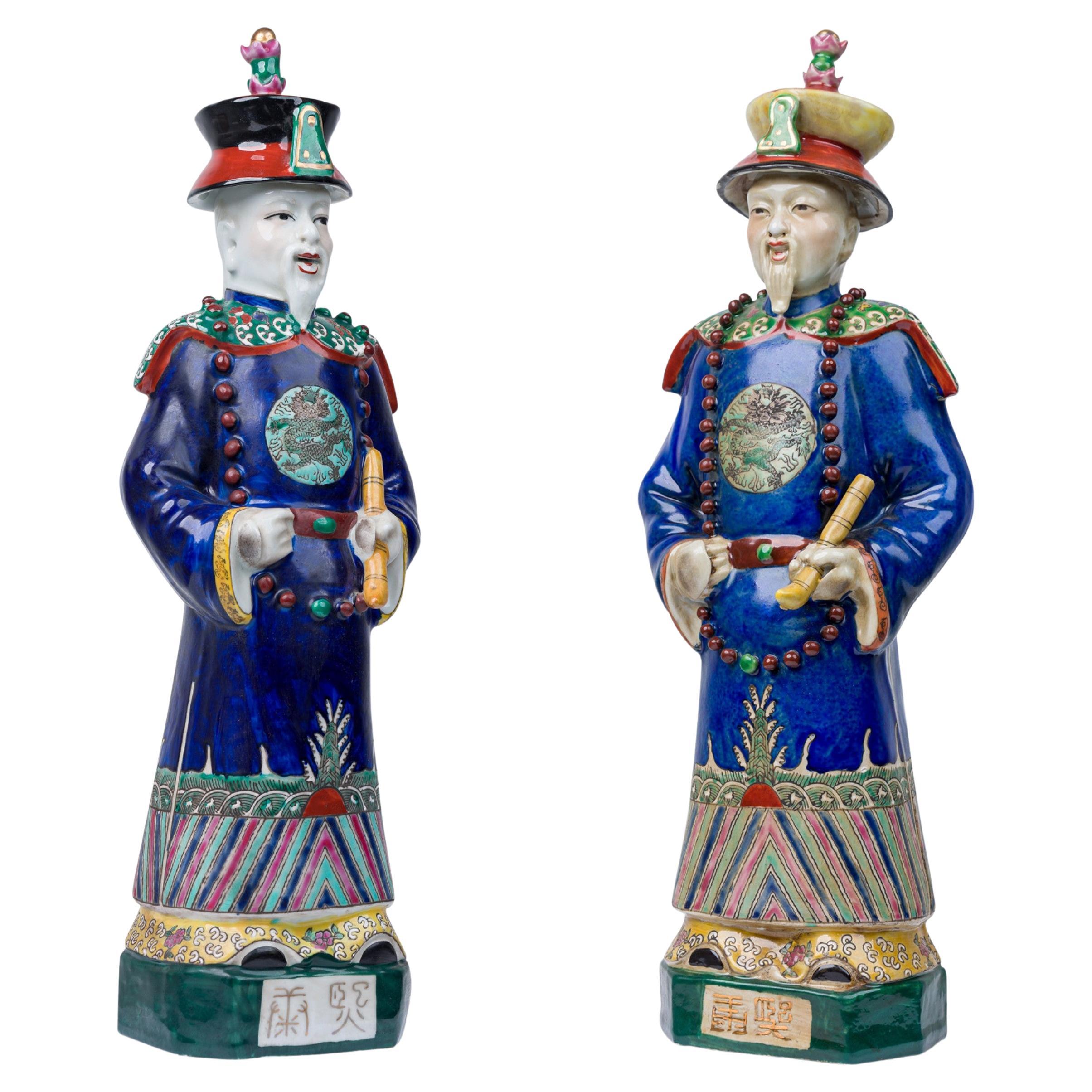 Paire de figures chinoises en céramique peintes représentant un empereur bleu vêtu