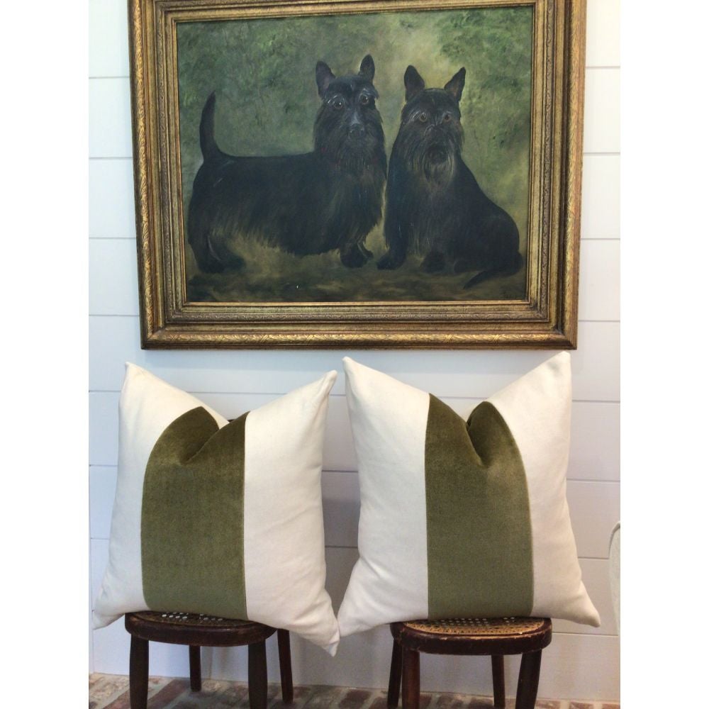 Si sophistiqué et magnifique. Les magiciens de ma salle de travail ont pris un joli lin tissé dans un ton avoine et y ont ajouté une magnifique bande de velours mohair vert foncé au centre. Le dos est le même lin oatmeal souple et la fermeture se