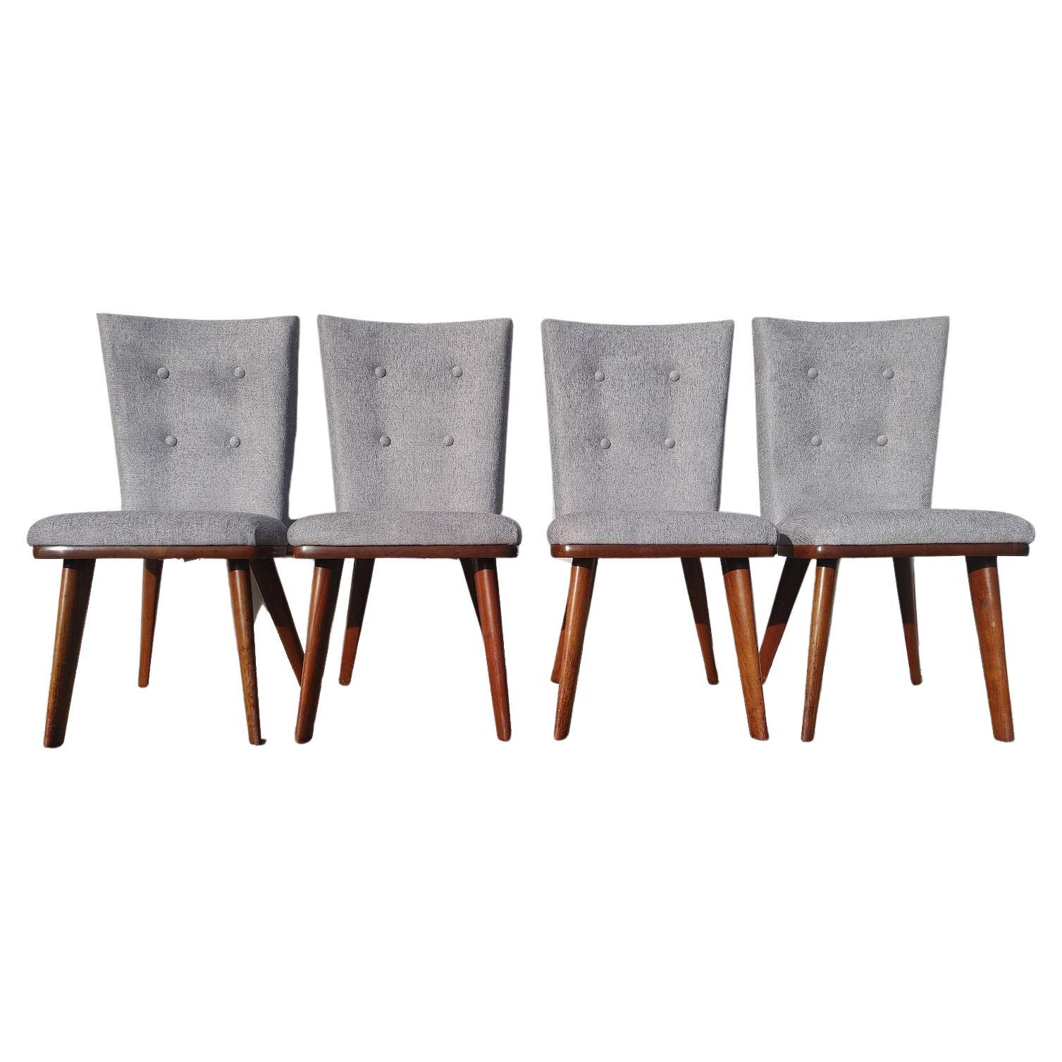 Ensemble de 4 chaises en noyer massif de The Modernity par Bissman en vente