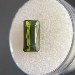 Tourmaline verte fine taille émeraude taille ciseau octogonale fantaisie de 2,69 carats