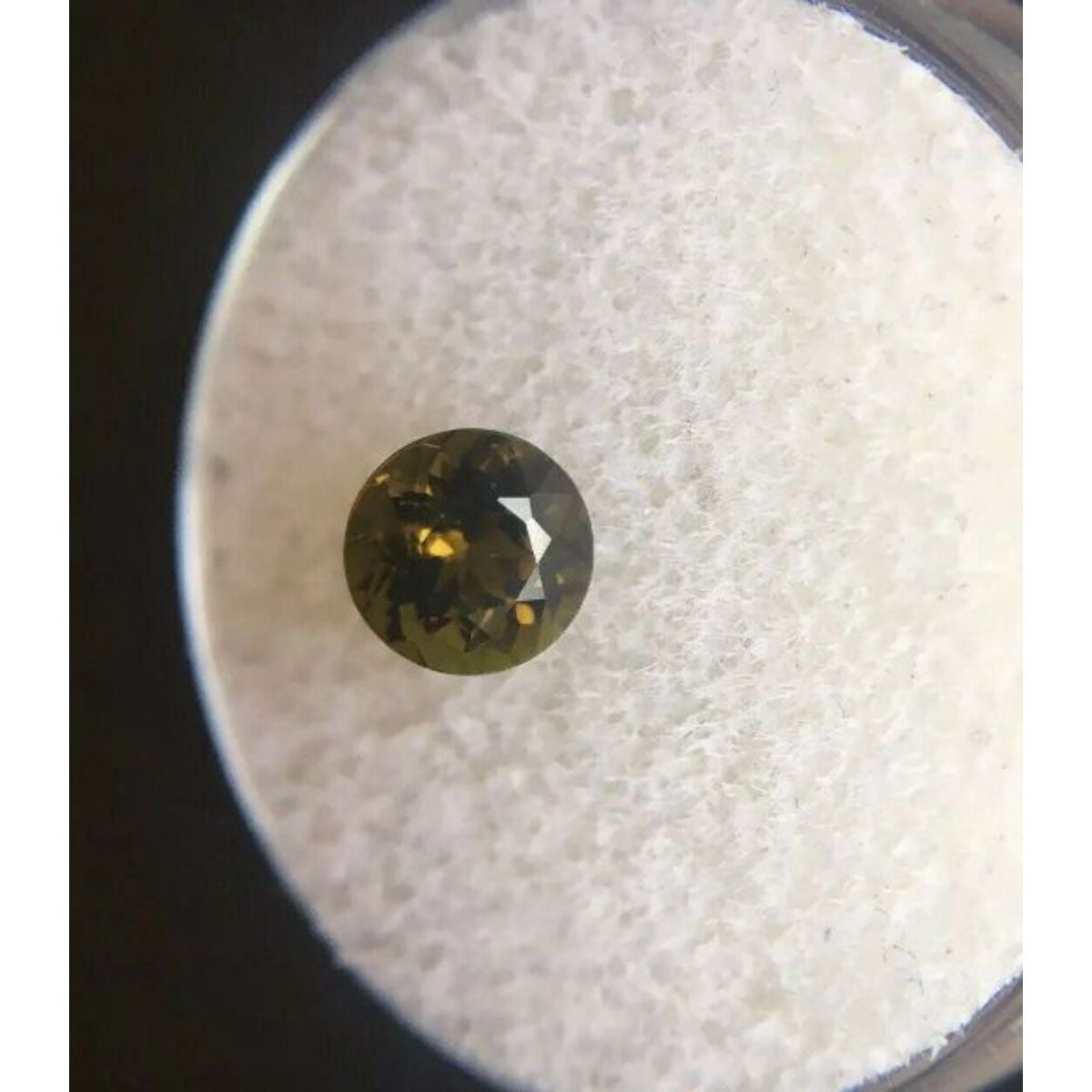 Tourmaline naturelle jaune verte chromée de 0,86 carat, taille ronde rare en vente