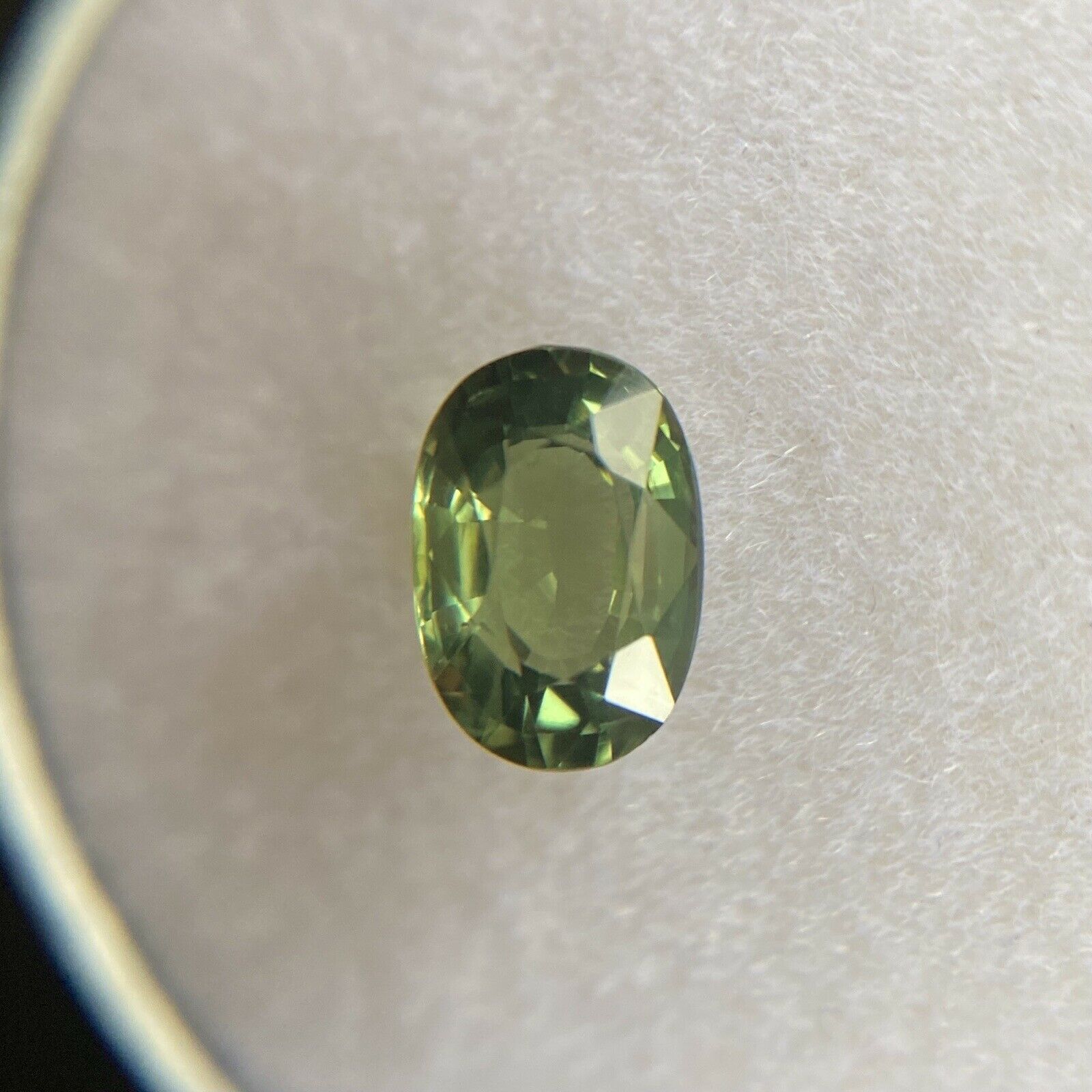 Saphir australien vert vif 0,88 carat, taille ovale, pierre précieuse non sertie, rare