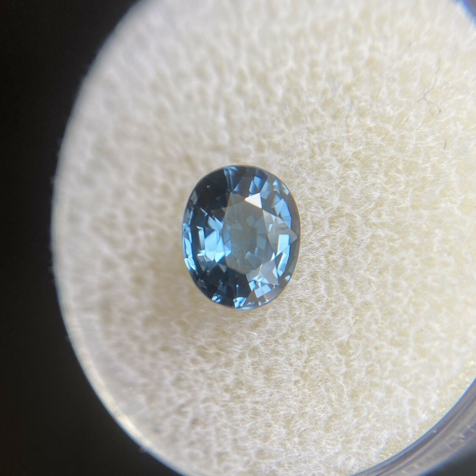 Fine pierre précieuse rare non sertie, spinelle bleue taille ovale de 1,20 carat en vente