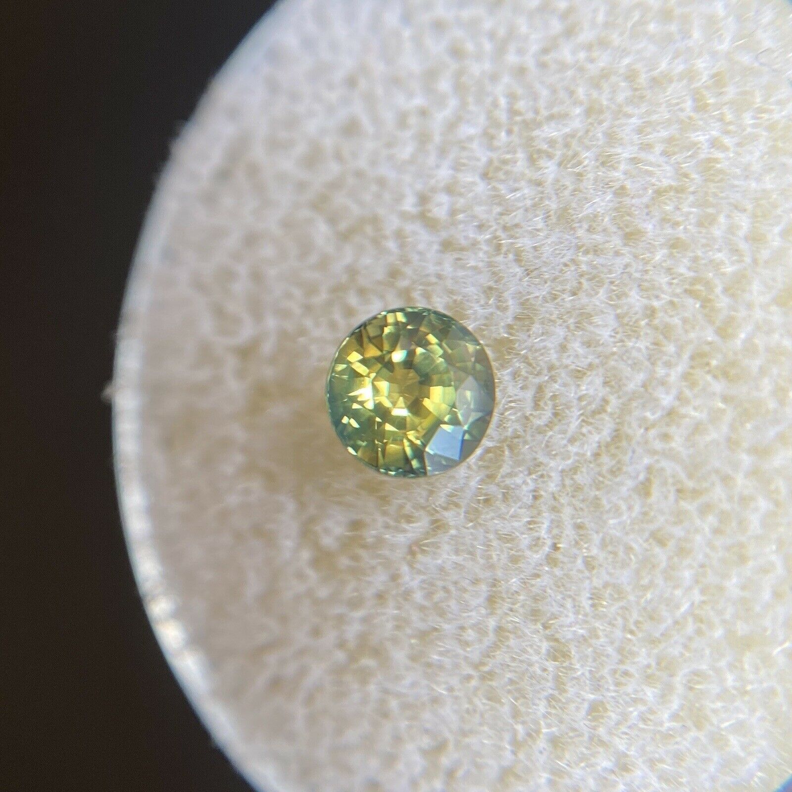 Saphir australien de 0,73 carat non traité de couleur jaune et vert partiellement coloré, taille ronde