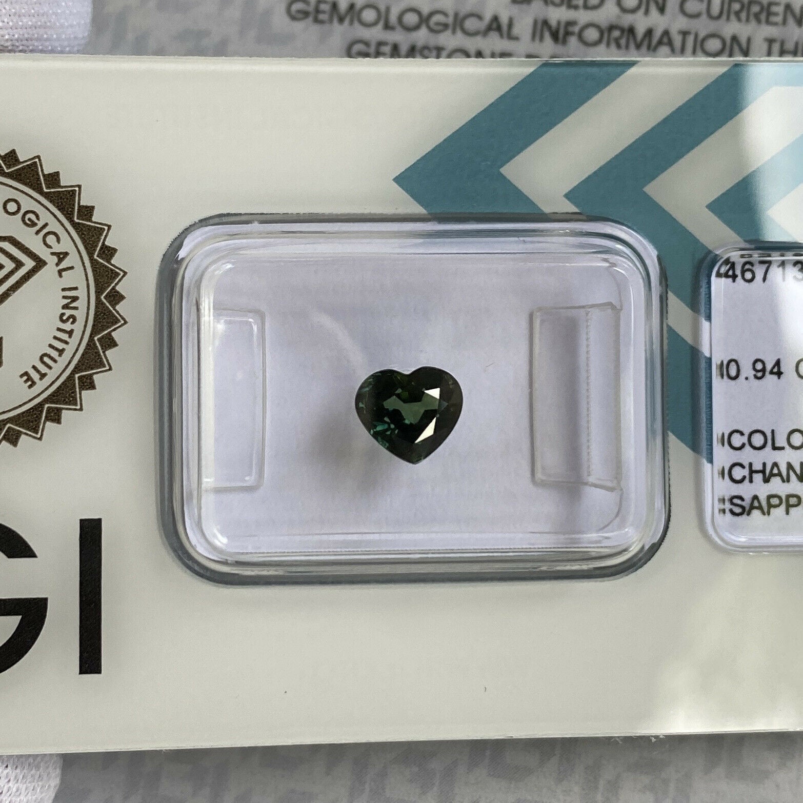 Farbwechsel Saphir unerhitzter 0,94 Karat Grün Blau Gelb IGI zertifizierter Herzschliff