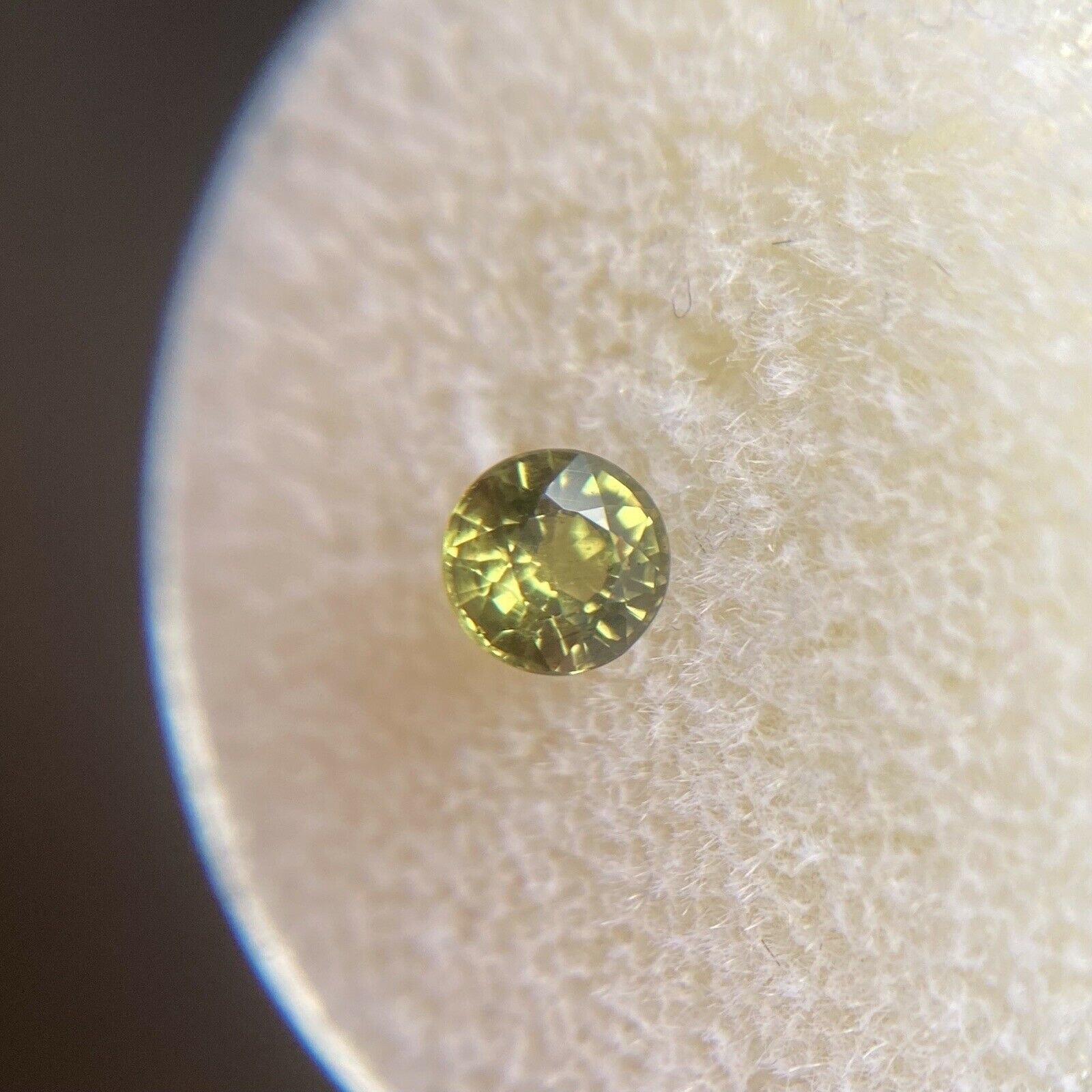 Pierre précieuse australienne non traitée, saphir jaune vert taille ronde 0,53 carat