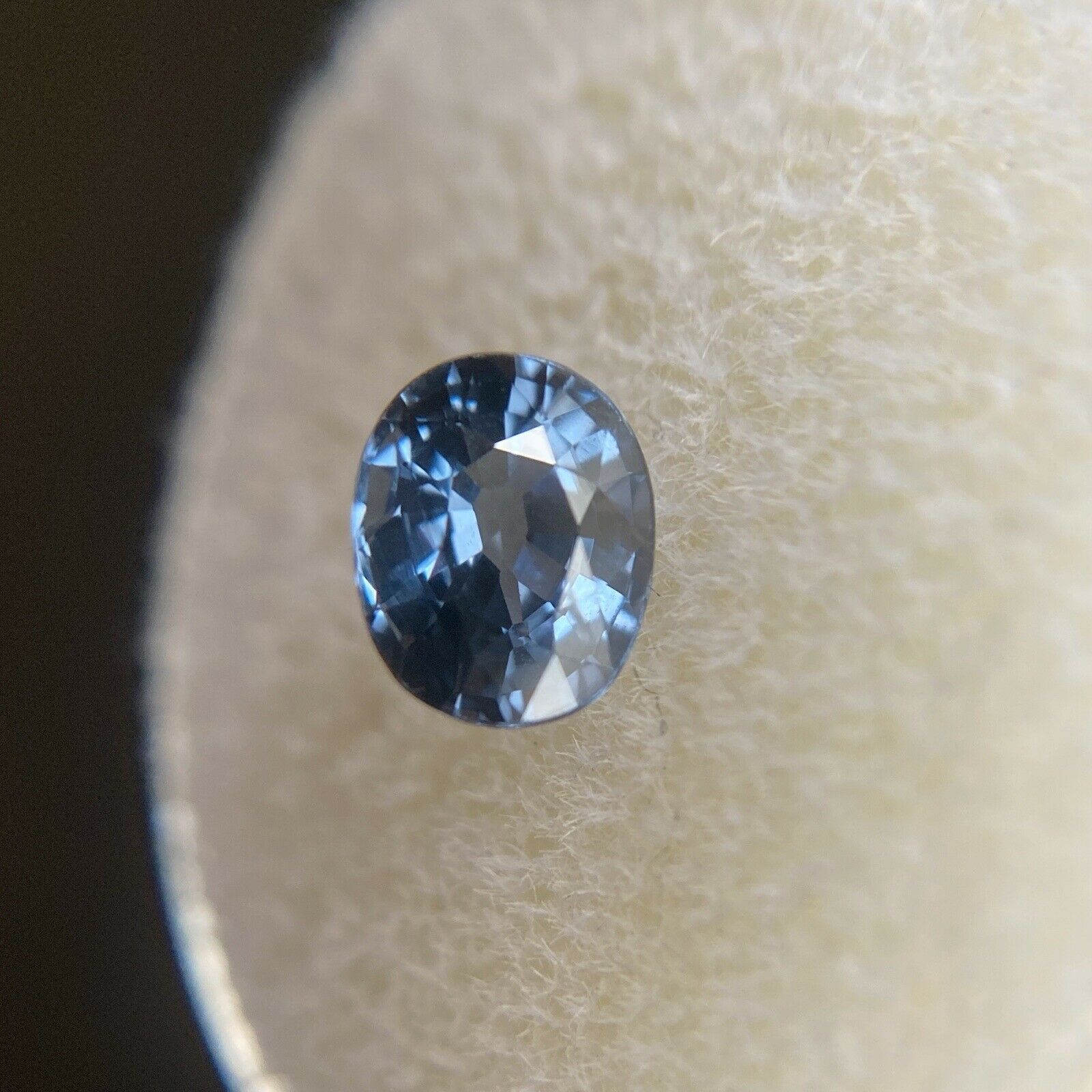 Fine pierre précieuse rare non sertie, spinelle bleue taille ovale de 1,08 carat