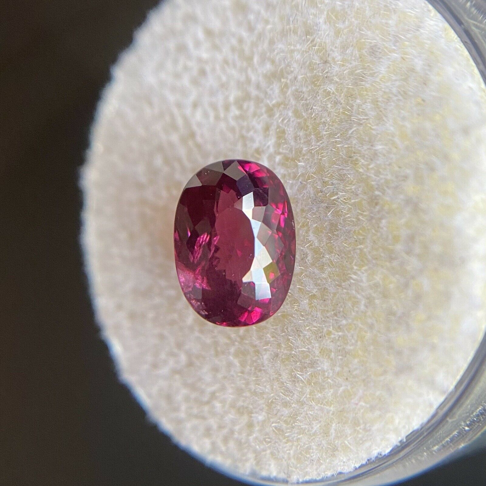Pierre précieuse non sertie, grenat rhodolite rose vif de 2,50 carats, taille ovale fantaisie