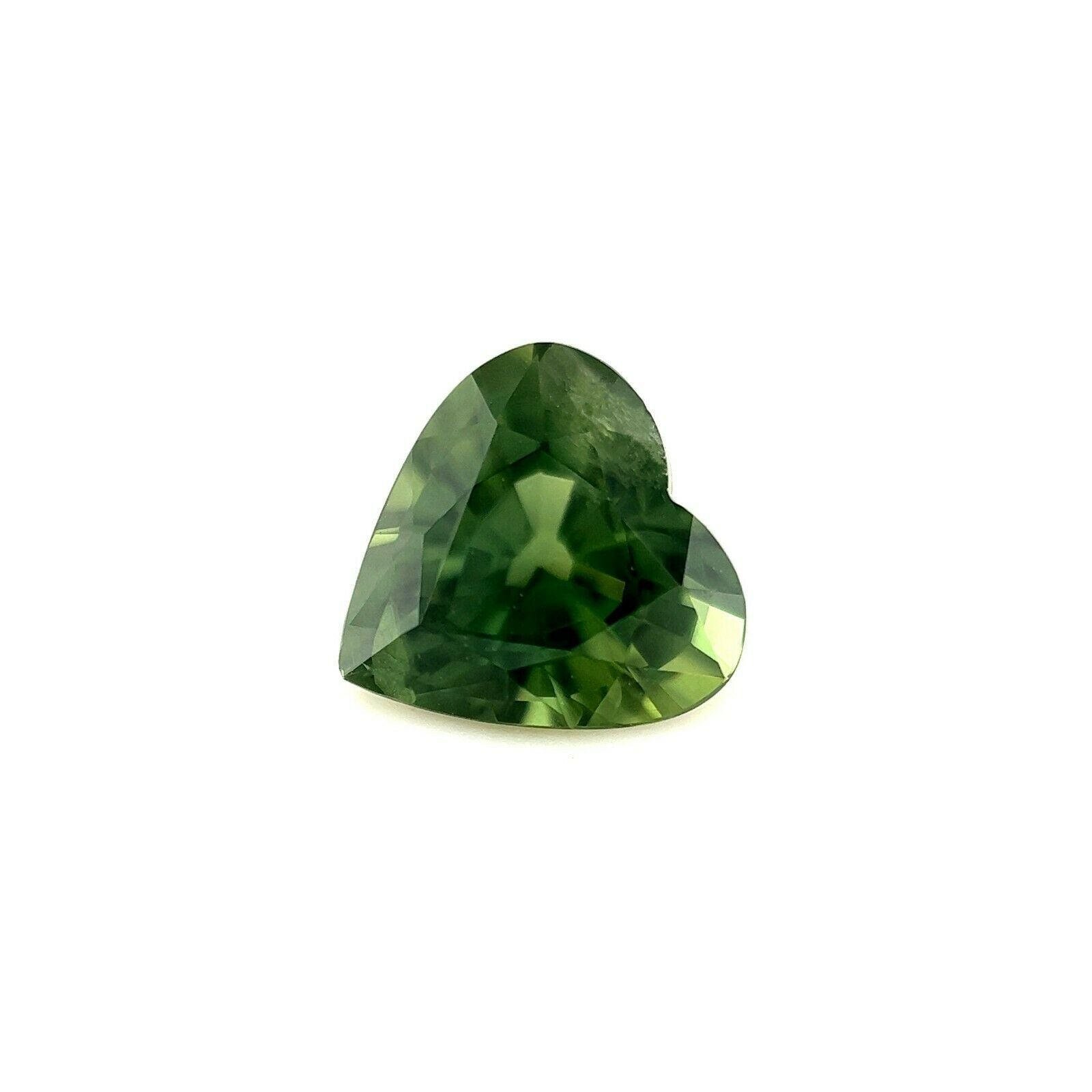Fine pierre précieuse non sertie rare saphir vert foncé de couleur vert profond taille cœur 1,26 carat, 6,7 x 6,6 mm