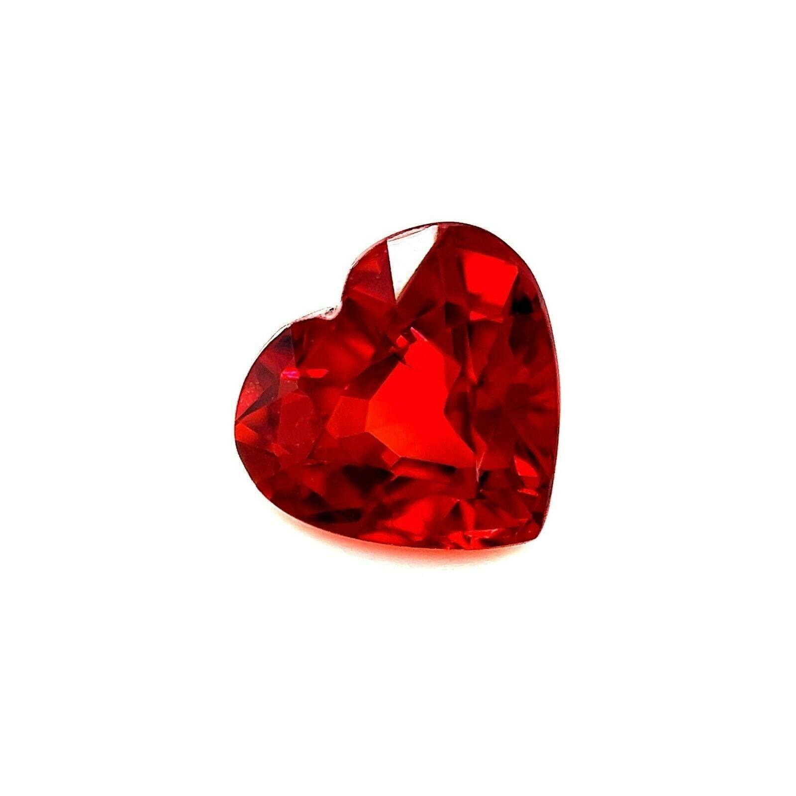 Fine pierre précieuse non sertie, grenat spessartine rouge vif et orange vif taille cœur de 6,2 x 5,7 mm