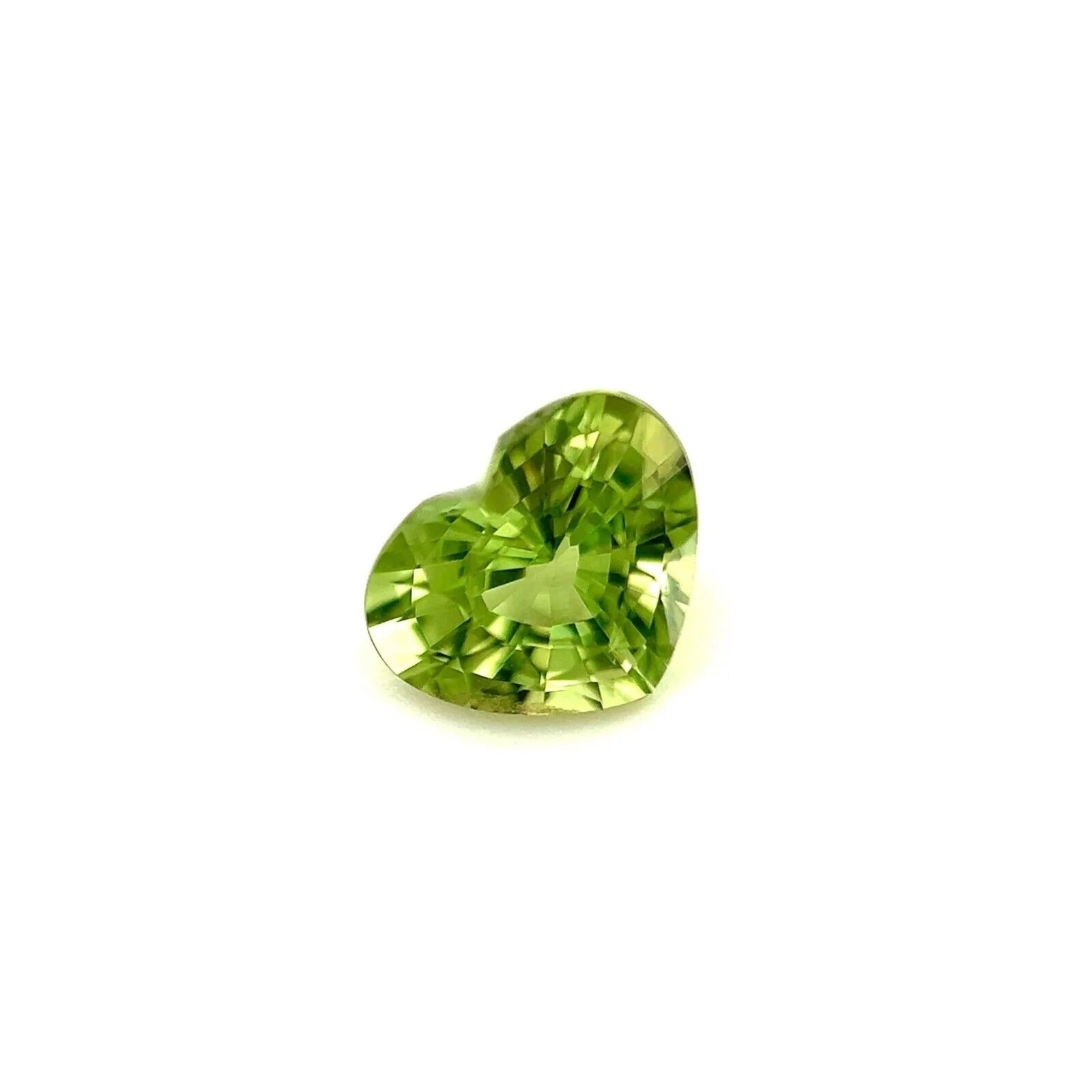Fine pierre précieuse non sertie en forme de cœur, saphir de couleur vert vif 0,79 carat, 6 x 4,8 mm VVS en vente