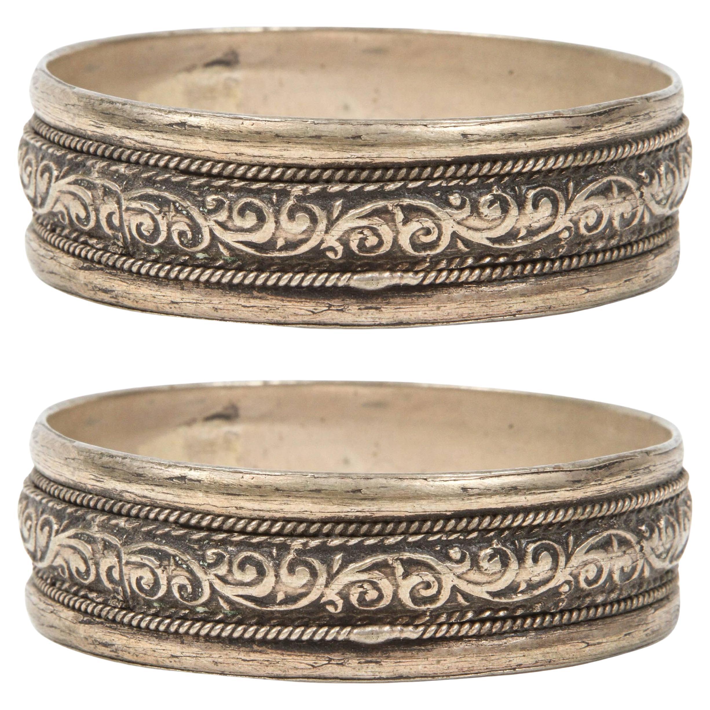 Paar marokkanische Berberarmbänder aus Silber mit Stammesmotiven im Angebot