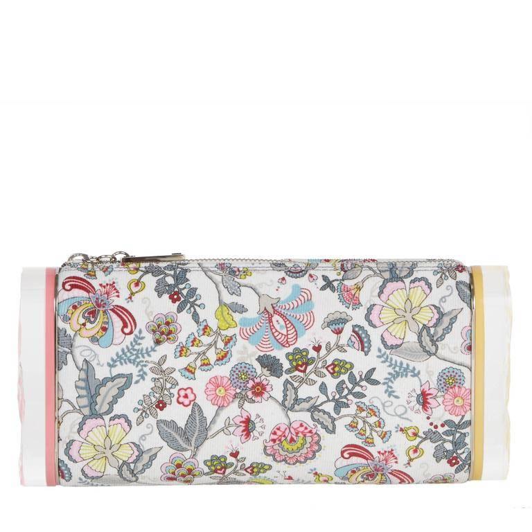 Soft Lara floral in printed corduroy with pink and golden silk acrylic backlit ice ends.

Corduroy and 100% acrylic ice ends
Zip closure
Features signature print cotton lining with an interior pocket
Includes a mirror with Edie Parker logo
Fits a