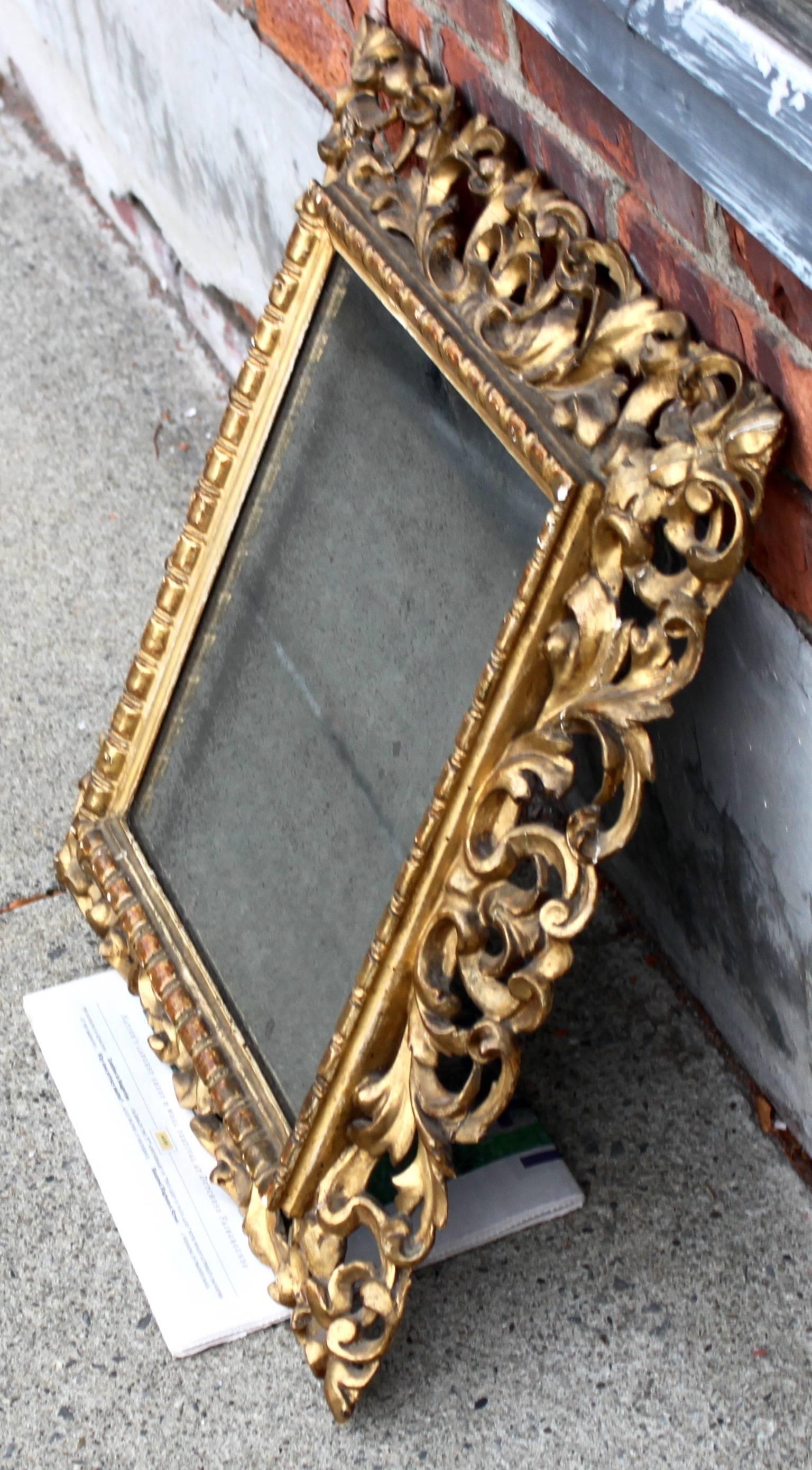 Venetian Carved Giltwood Mirror in Original Condition In Excellent Condition For Sale In Hudson, NY