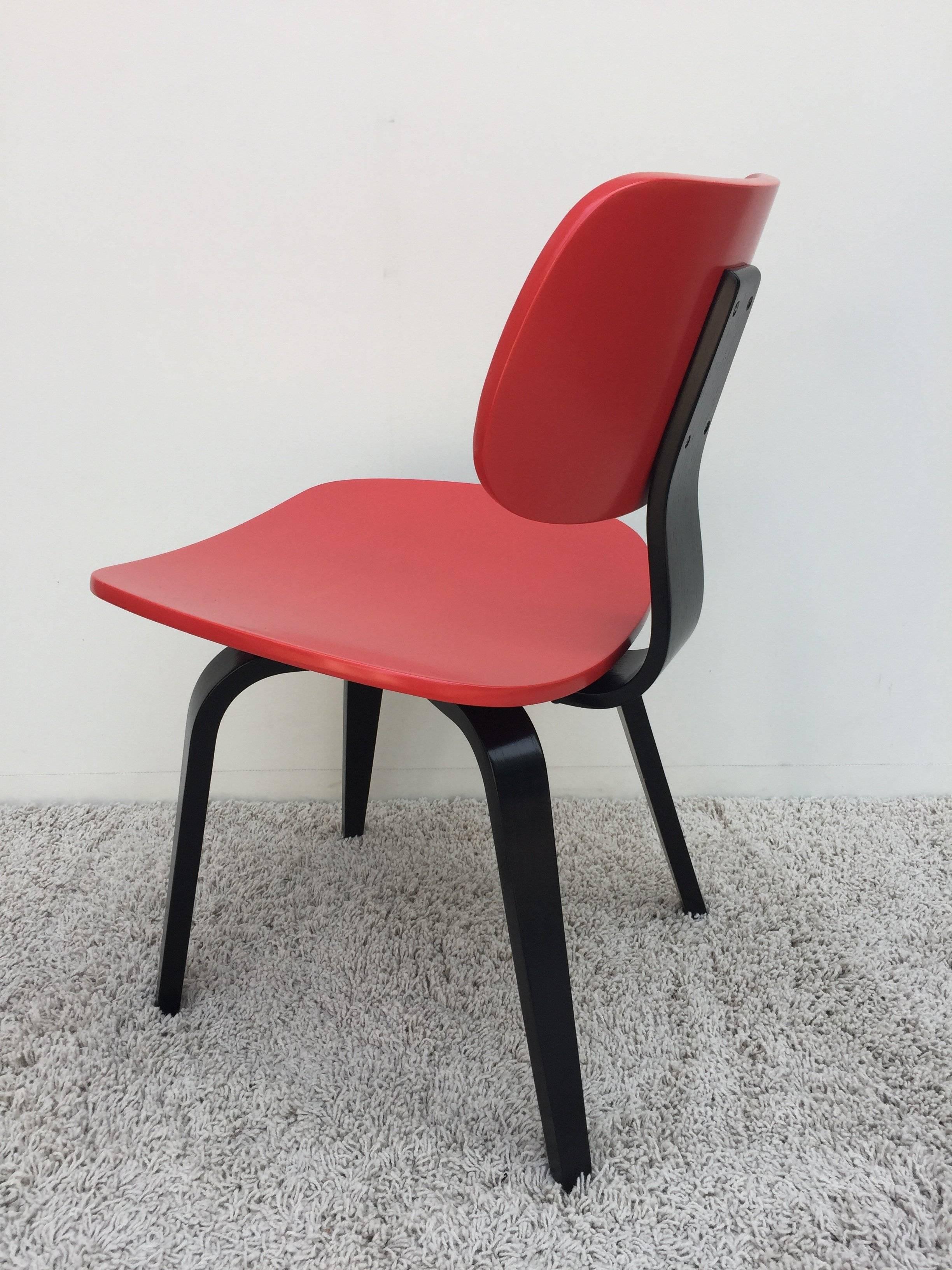 Chaise de bureau/salle à manger Thonet en bois courbé vintage, rouge et noir laqué, inspirée de la chaise Eames DCW. Forme et confort exceptionnels.