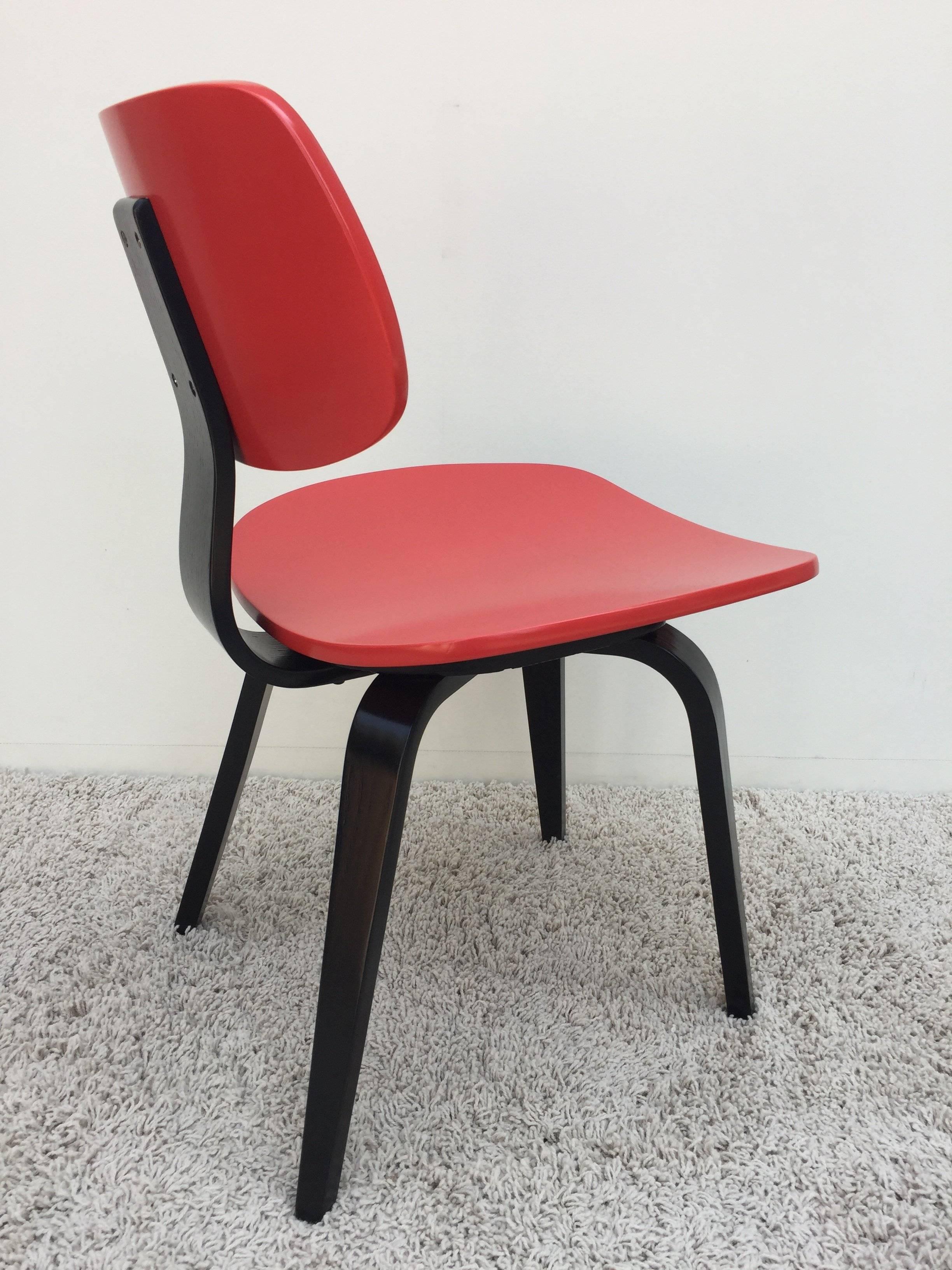Mid-Century Modern Chaise de bureau moderniste en bois cintré rouge et laqué noir Thonet en vente