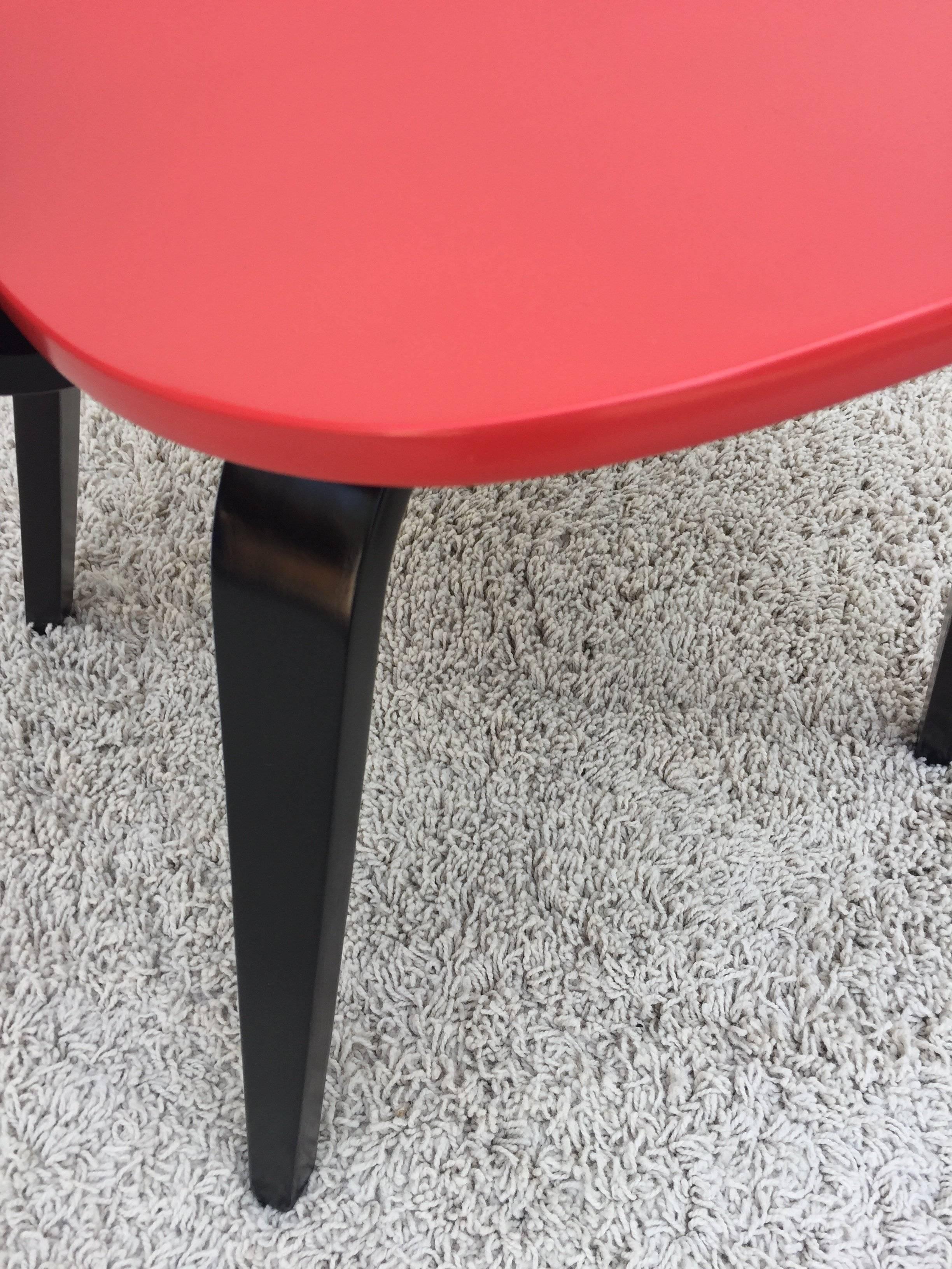 Autrichien Chaise de bureau moderniste en bois cintré rouge et laqué noir Thonet en vente