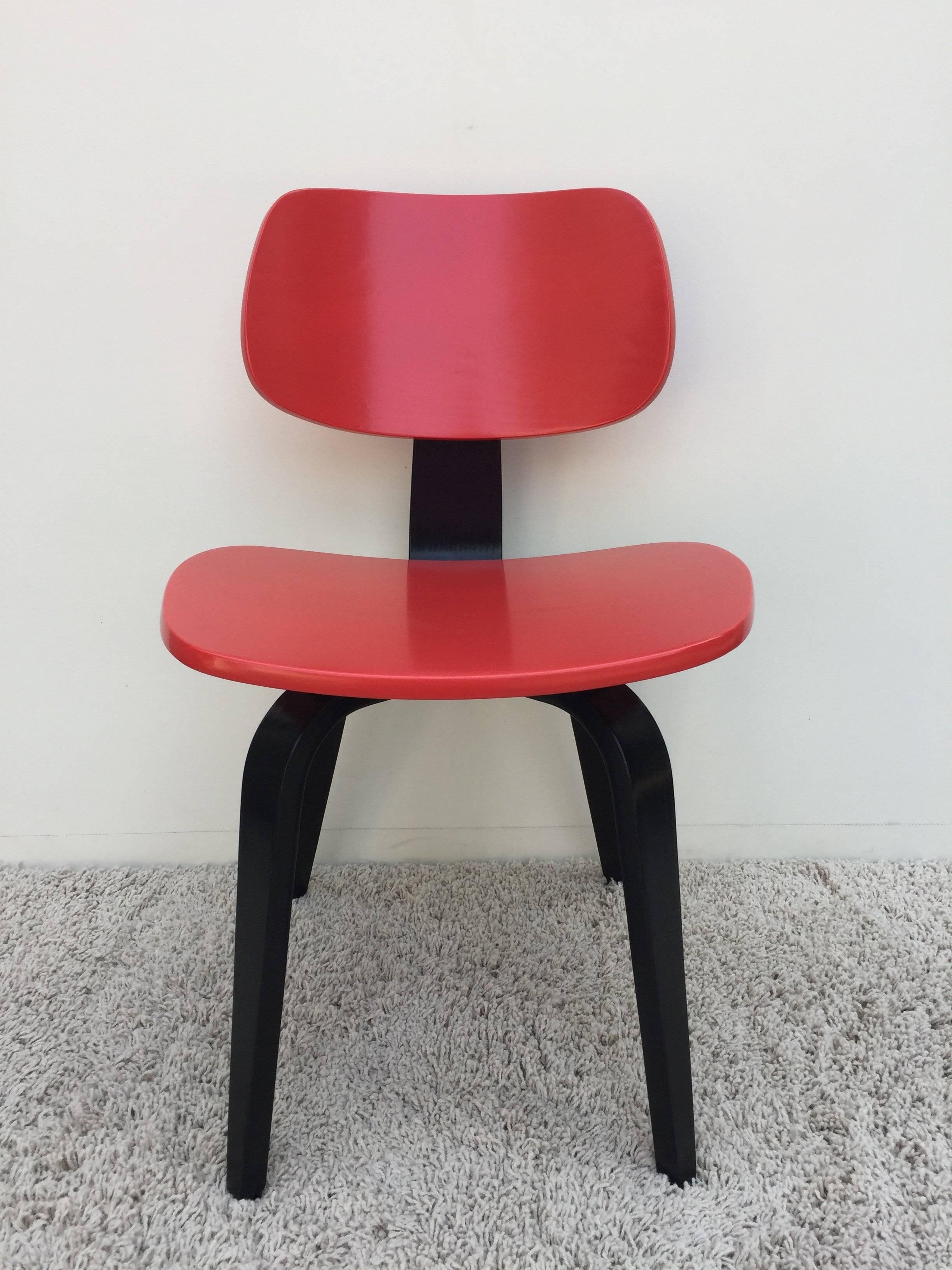 Laqué Chaise de bureau moderniste en bois cintré rouge et laqué noir Thonet en vente
