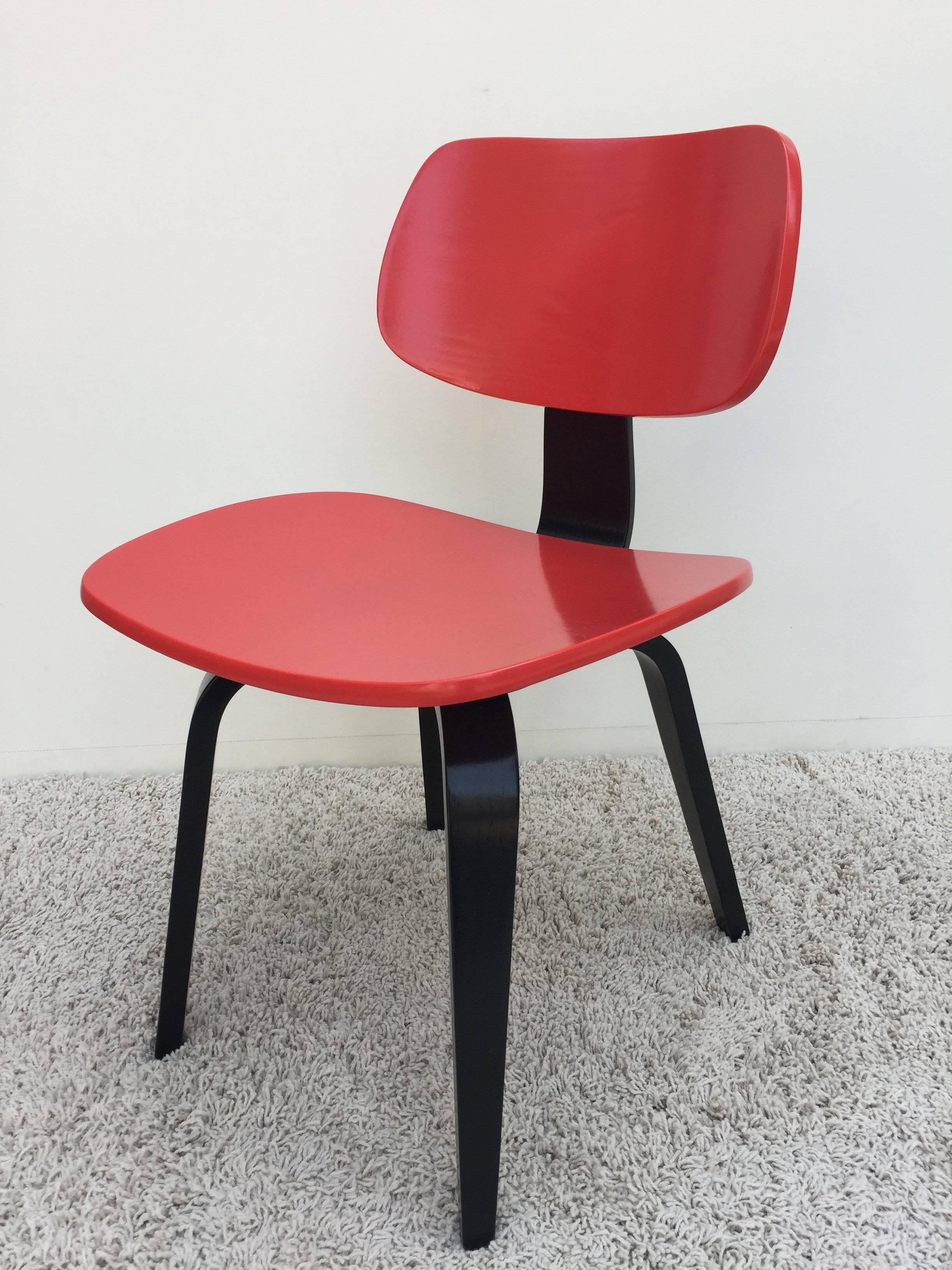 Chaise de bureau moderniste en bois cintré rouge et laqué noir Thonet Excellent état - En vente à Westport, CT
