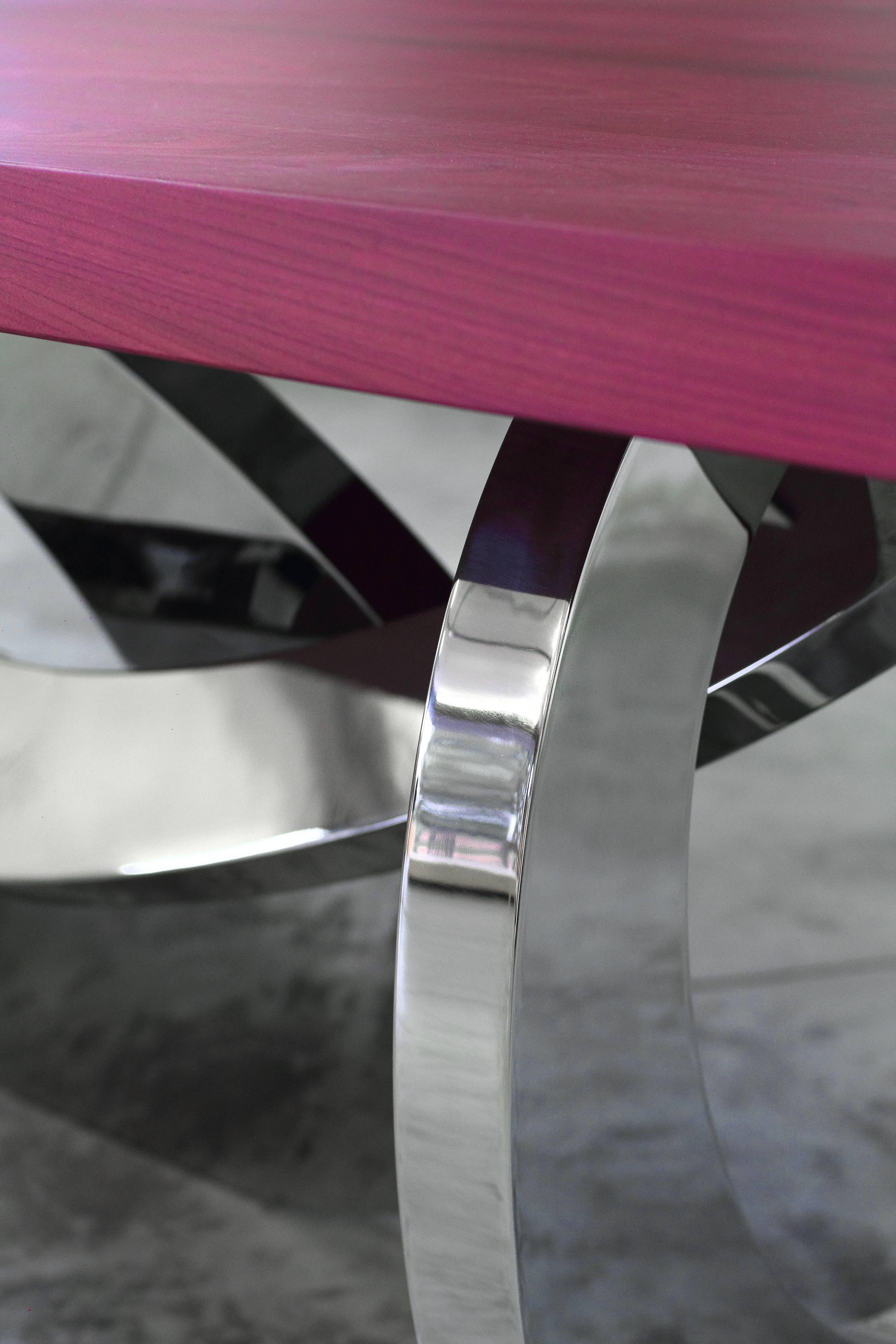 Soudé Table de salle à manger moderne Base à anneaux en acier miroir Plateau en bois massif Magenta Made in Italy en vente