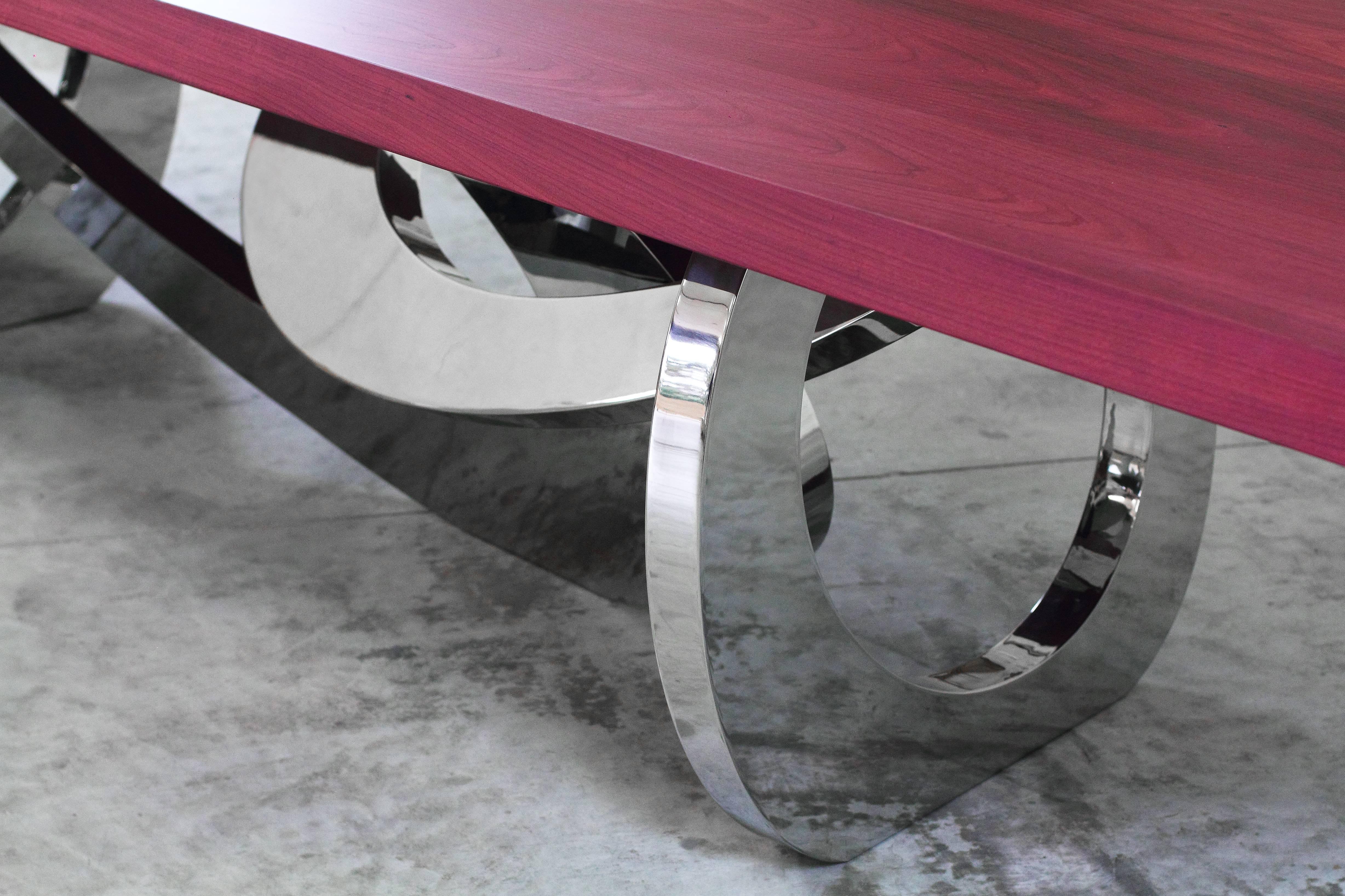 XXIe siècle et contemporain Table de salle à manger moderne Base à anneaux en acier miroir Plateau en bois massif Magenta Made in Italy en vente