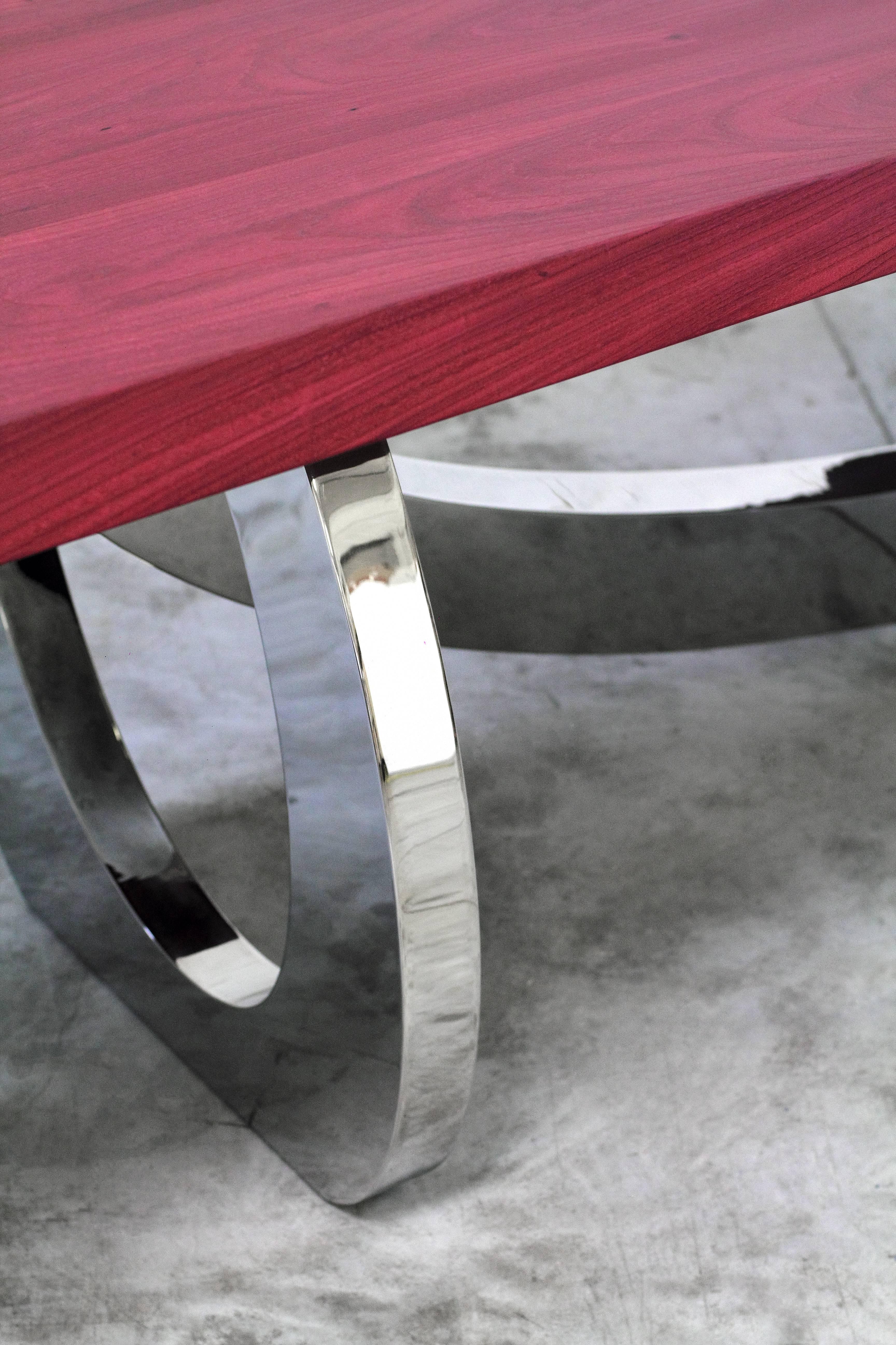 Table de salle à manger moderne Base à anneaux en acier miroir Plateau en bois massif Magenta Made in Italy en vente 1