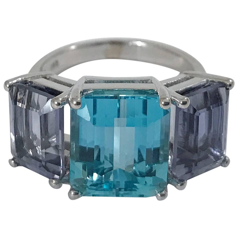18 Karat Weißgold Ring mit drei Steinen im Smaragdschliff mit blauem Topas und Iolith im Angebot