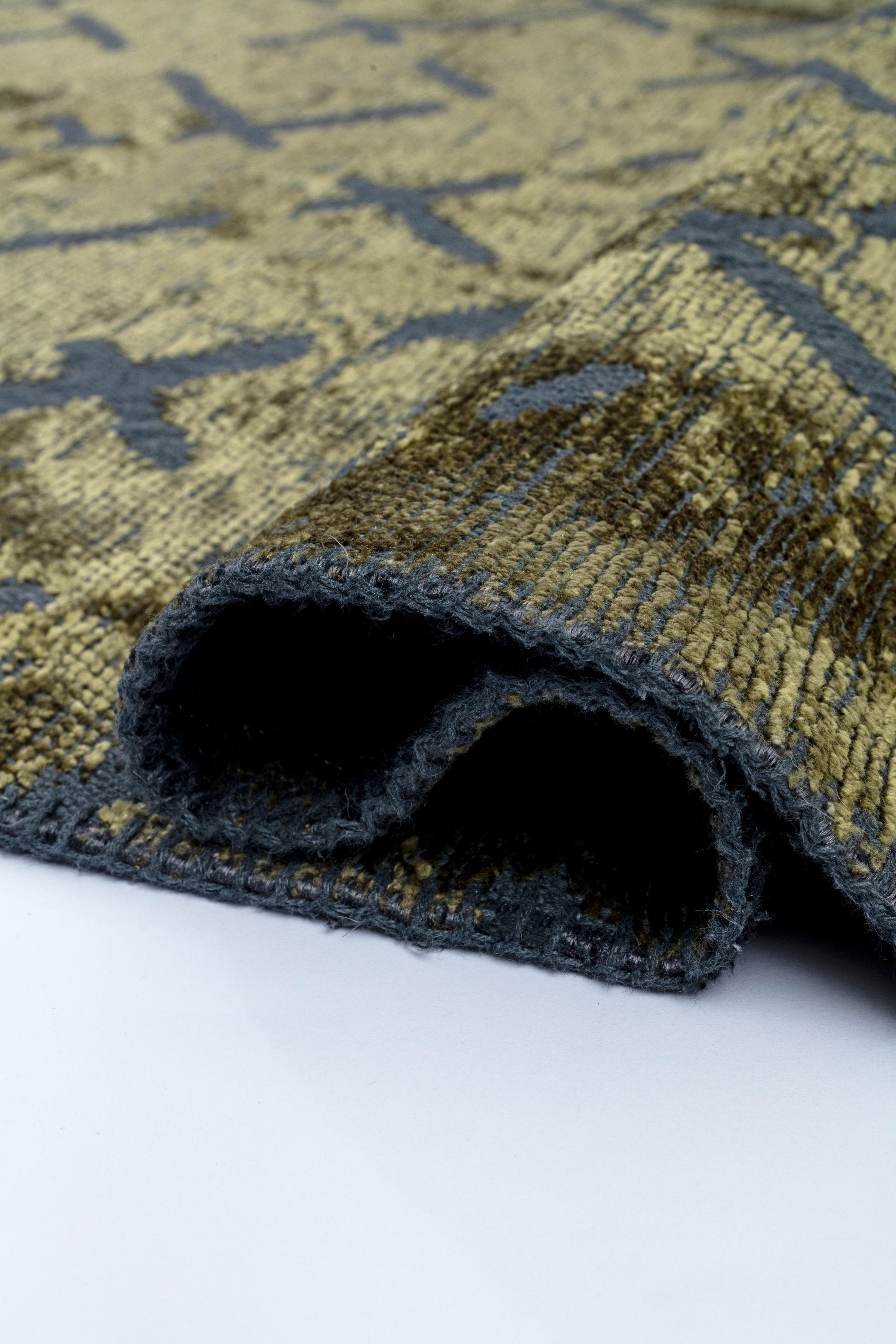 For Sale:  (Green) Modern Abstract Luxury Hand-Finished Area Rug 2
