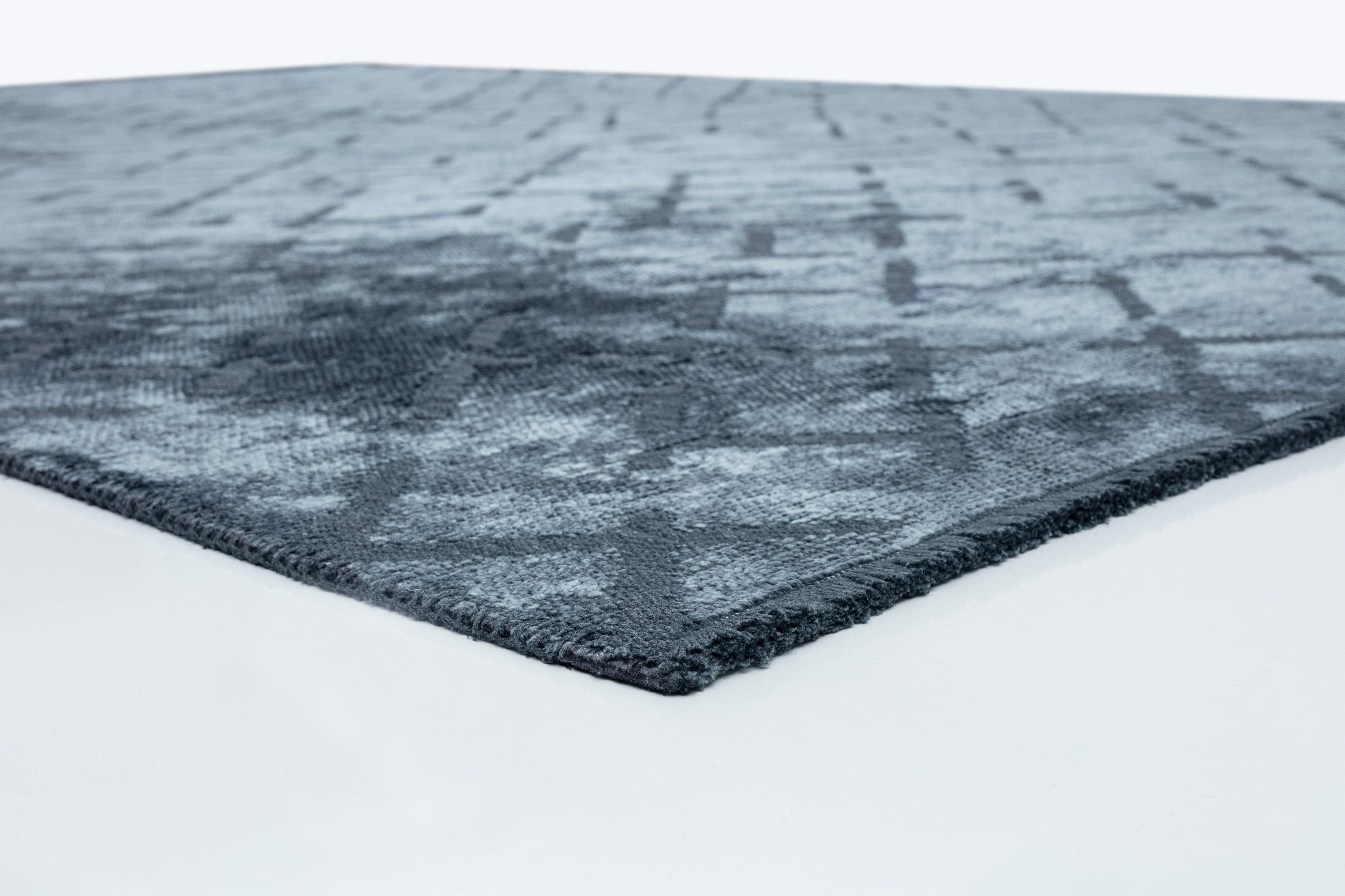 For Sale:  (Blue) Modern Abstract Luxury Hand-Finished Area Rug 4