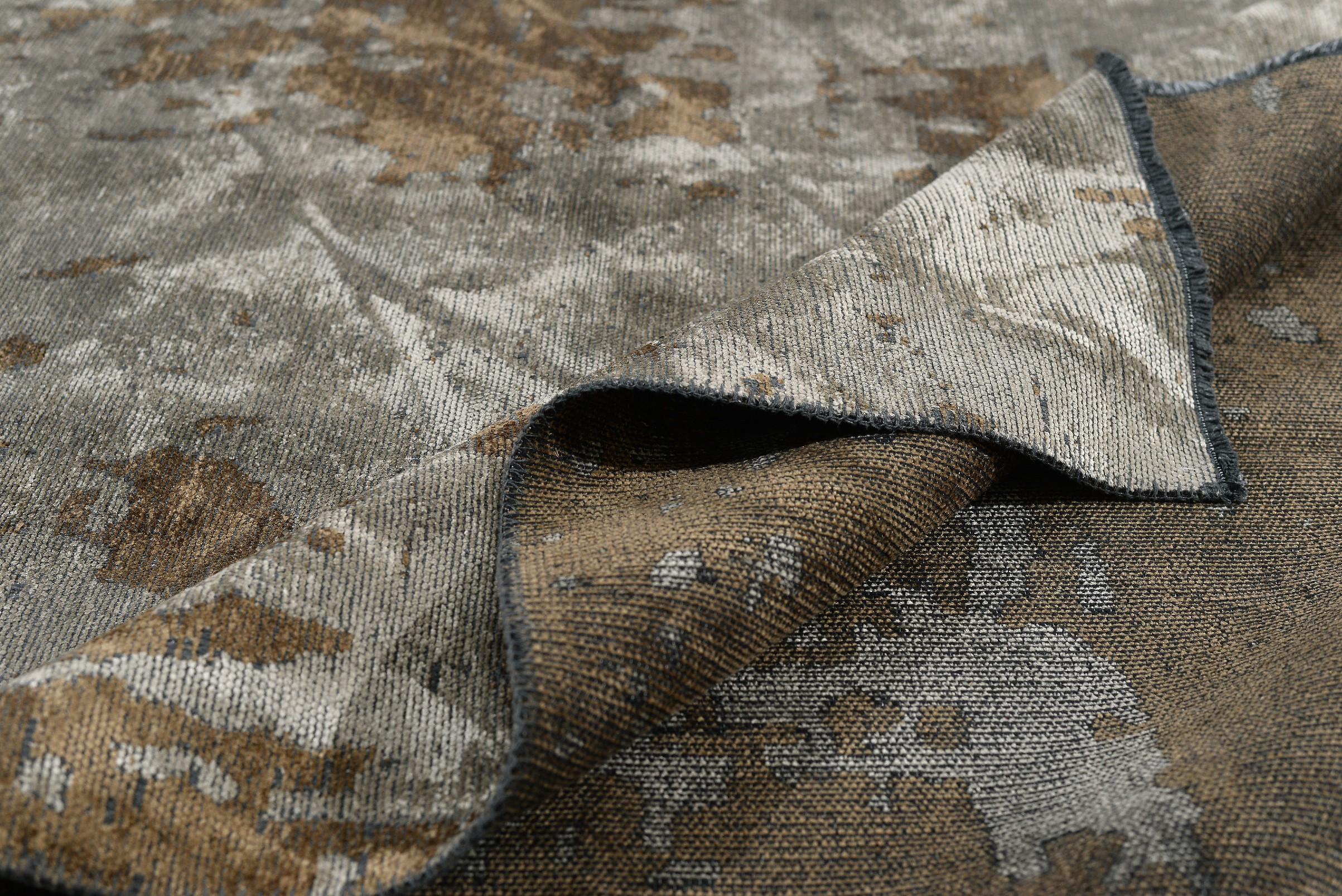 For Sale:  (Gray) Modern Abstract Luxury Hand-Finished Area Rug 2