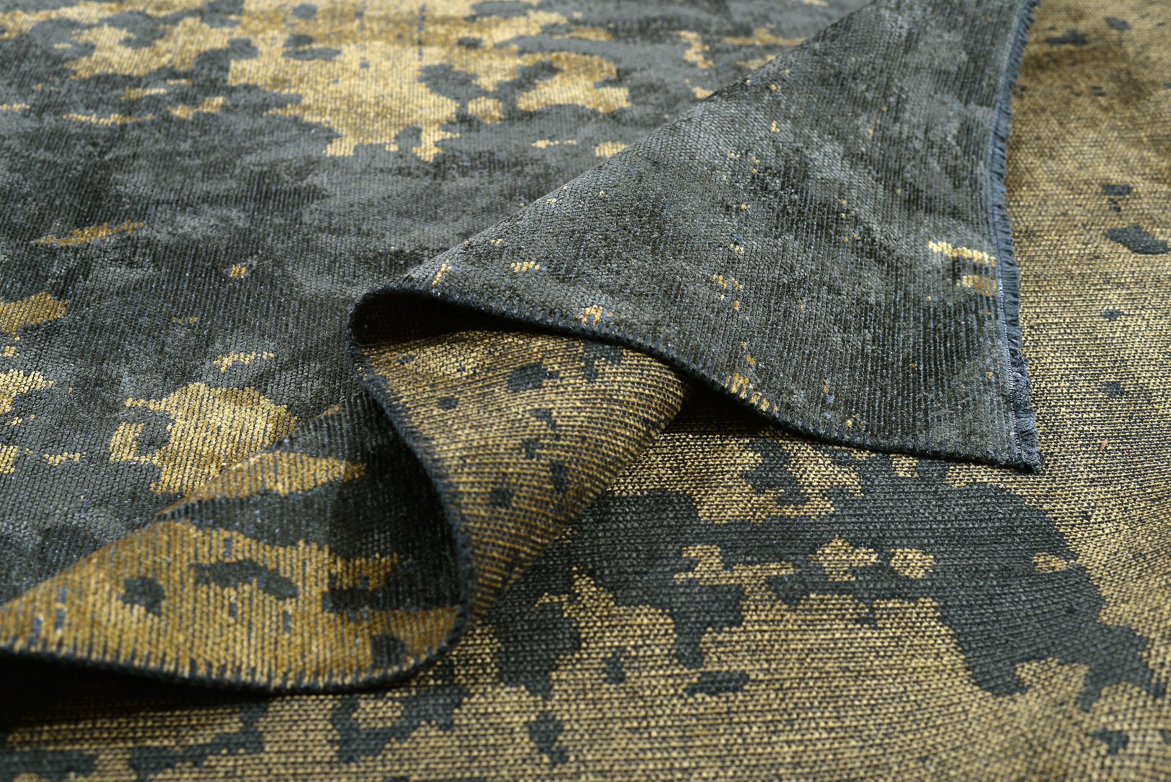 For Sale:  (Gray) Modern Abstract Luxury Hand-Finished Area Rug 2