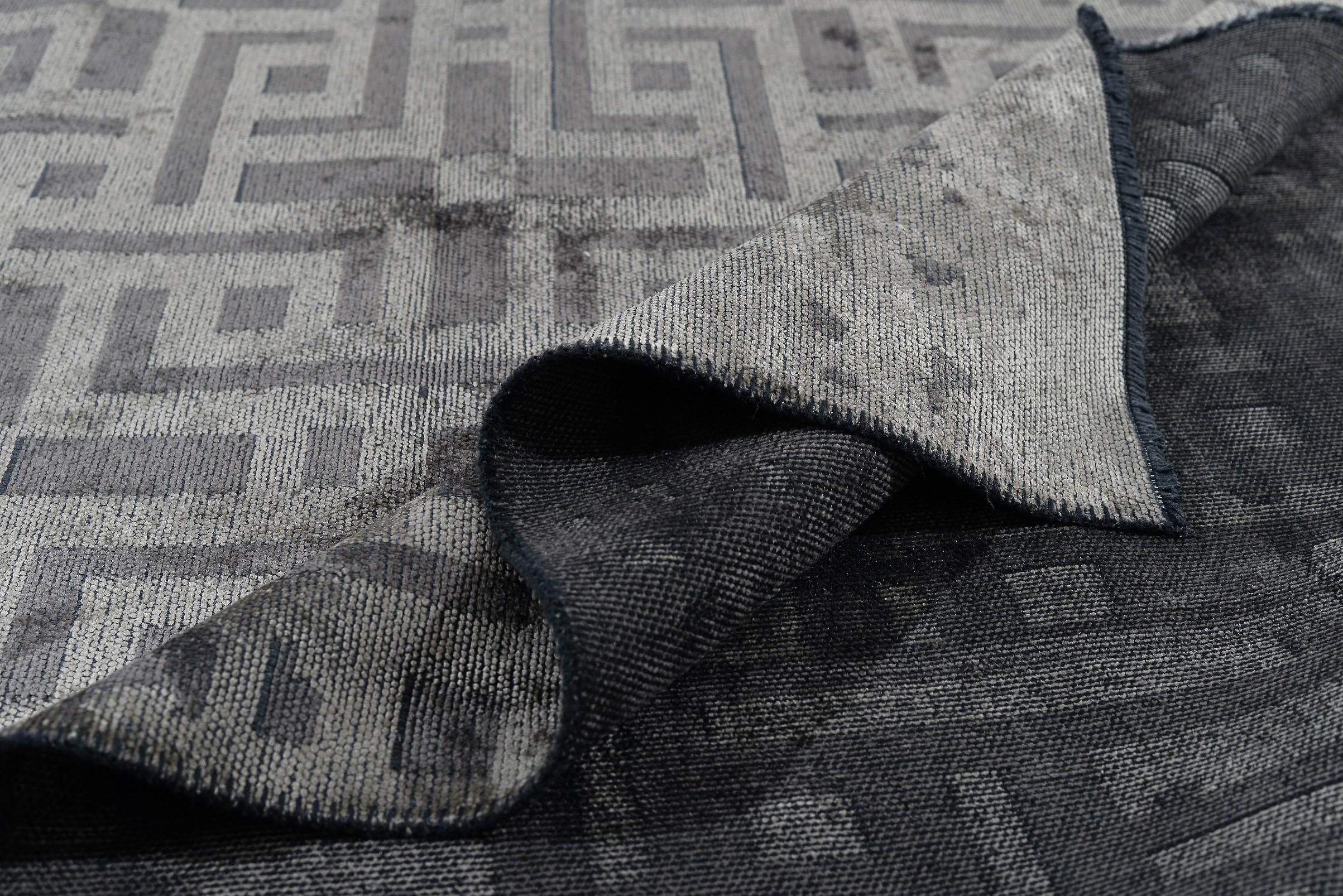 For Sale:  (Gray) Contemporary Geometric Luxury Hand-Finished Area Rug 2