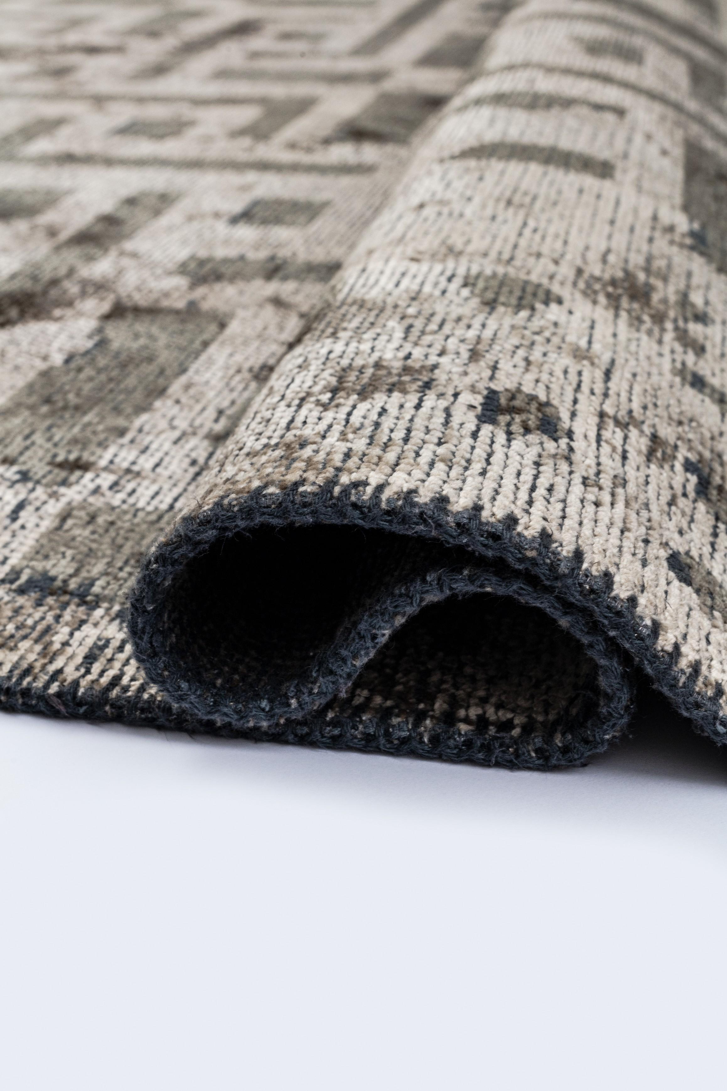 For Sale:  (Gray) Contemporary Geometric Luxury Hand-Finished Area Rug 2