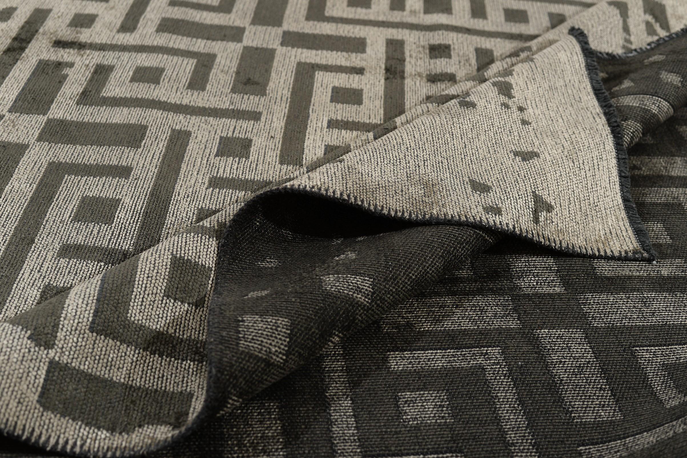For Sale:  (Gray) Contemporary Geometric Luxury Hand-Finished Area Rug 2