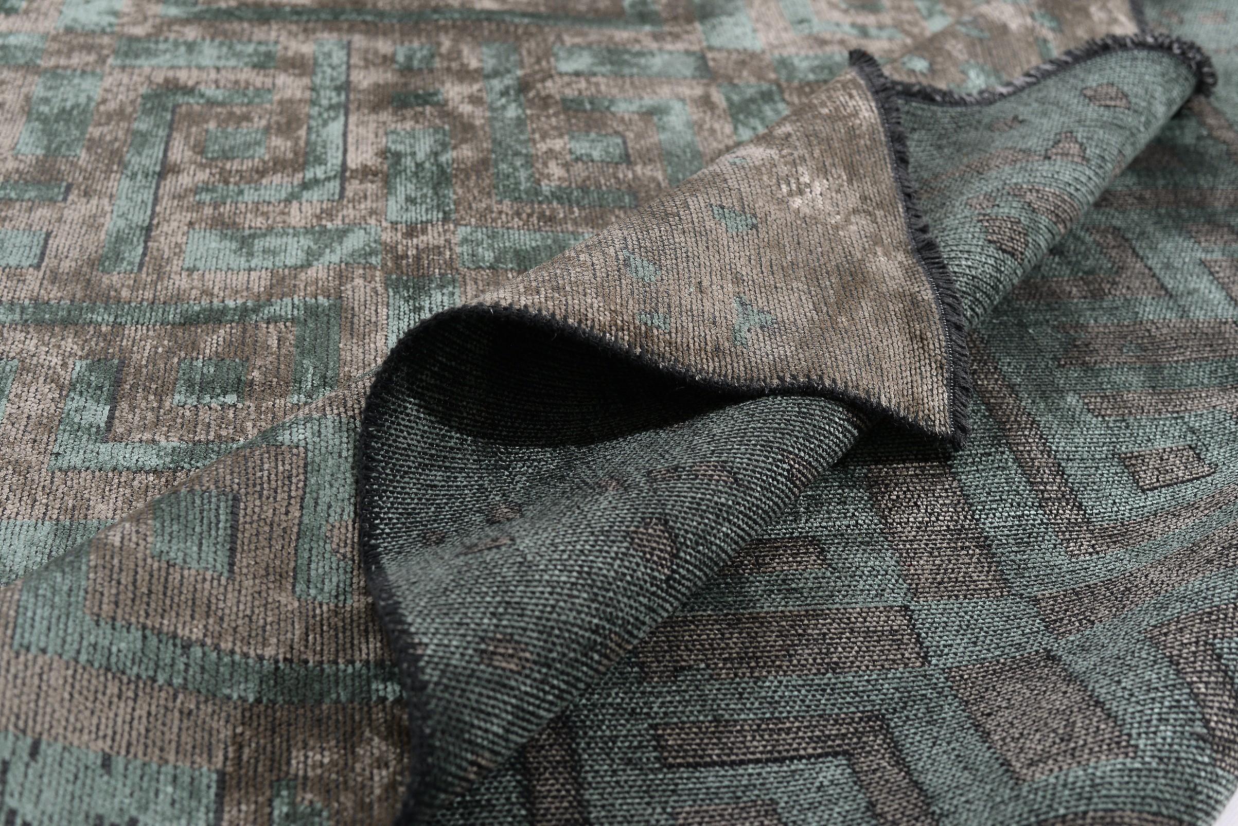For Sale:  (Gray) Contemporary Geometric Luxury Hand-Finished Area Rug 2