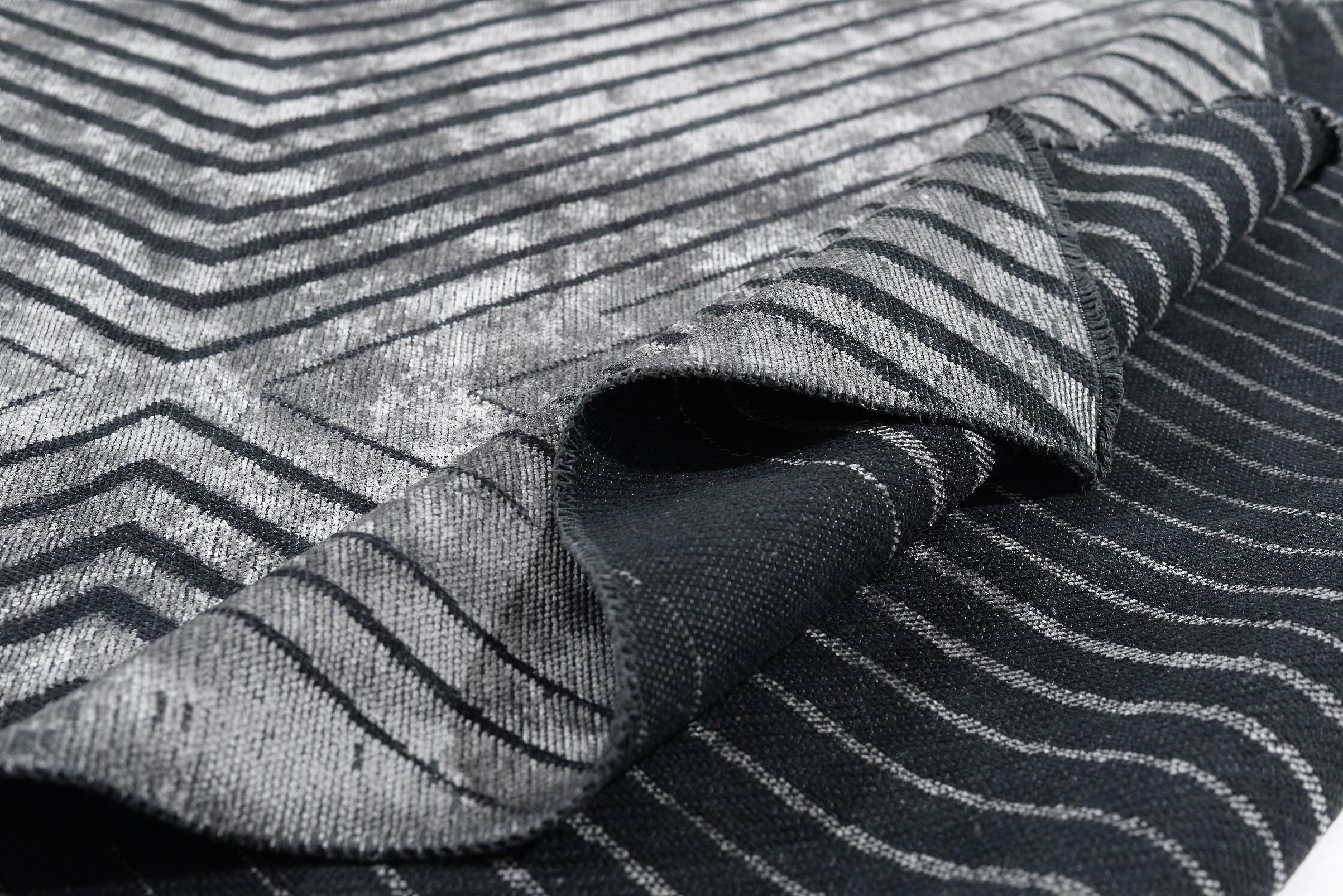 For Sale:  (Black) Modern Chevron Luxury Area Rug 2