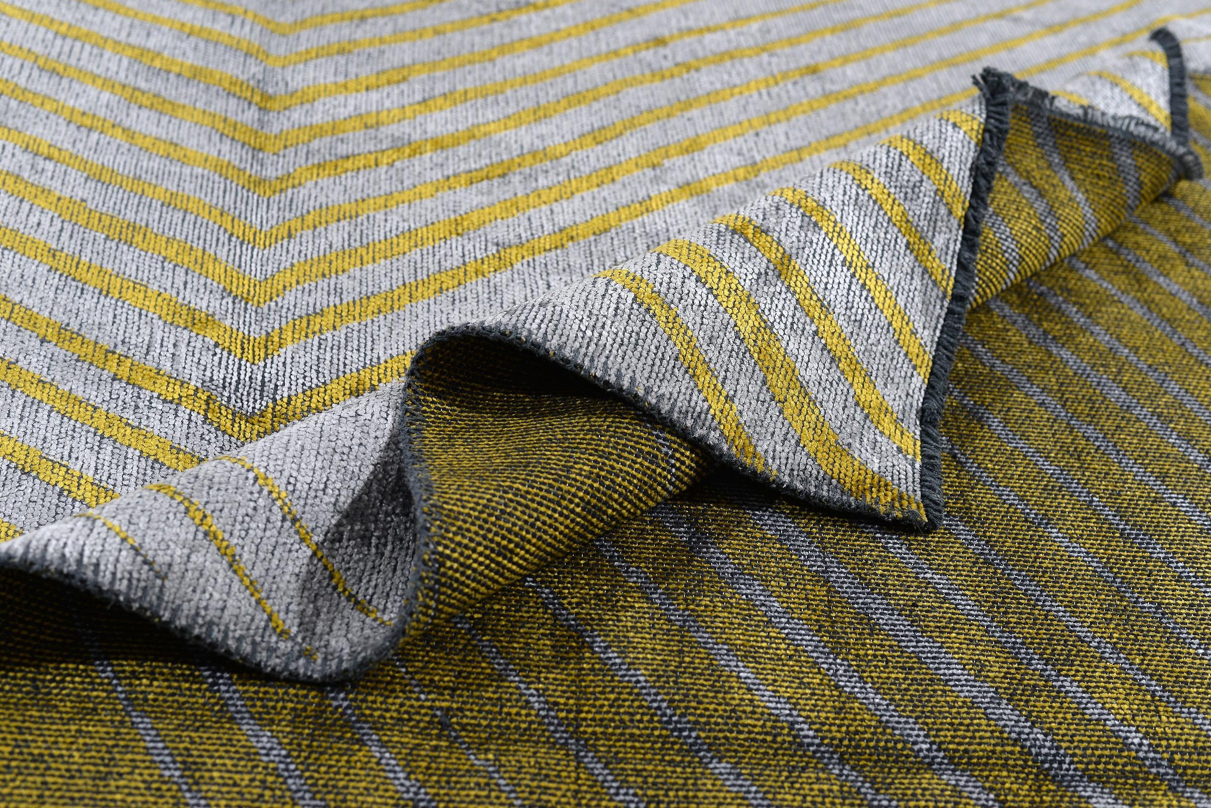 For Sale:  (Gray) Modern Chevron Luxury Area Rug 2