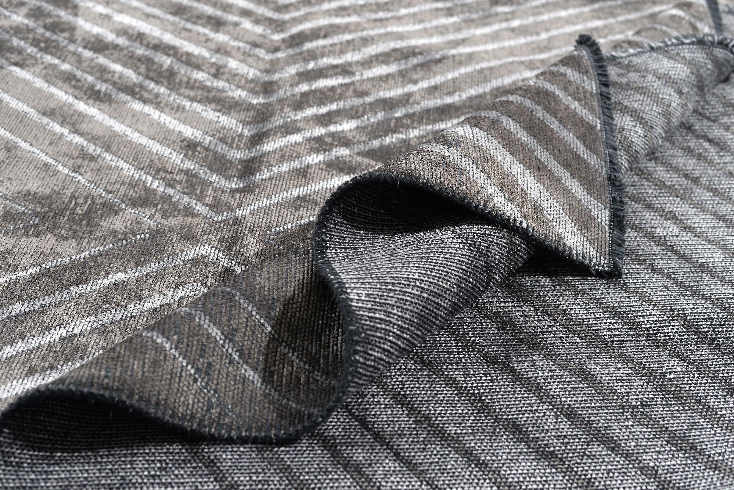 For Sale:  (Gray) Modern Chevron Luxury Area Rug 2
