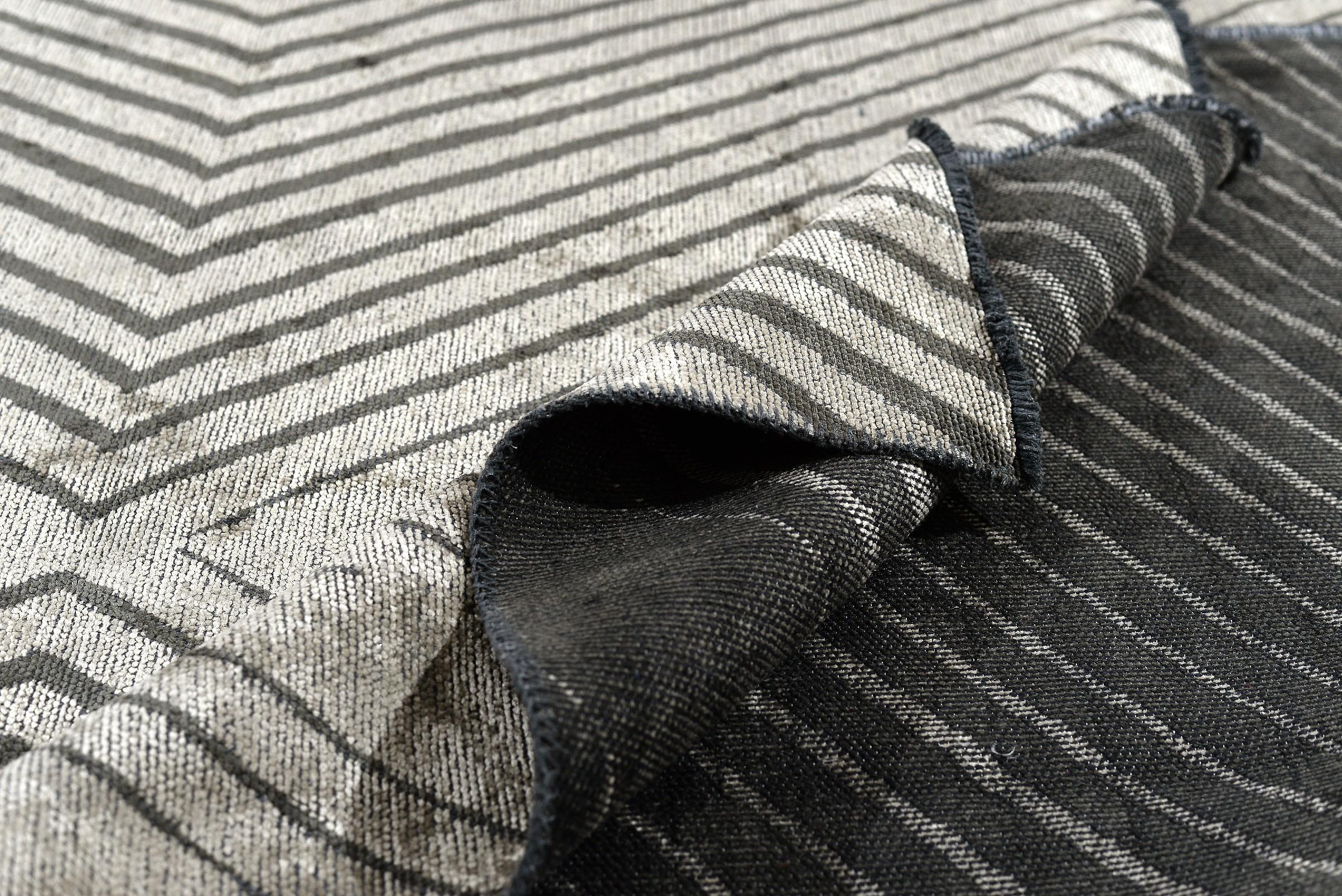 For Sale:  (Gray) Modern Chevron Luxury Area Rug 2