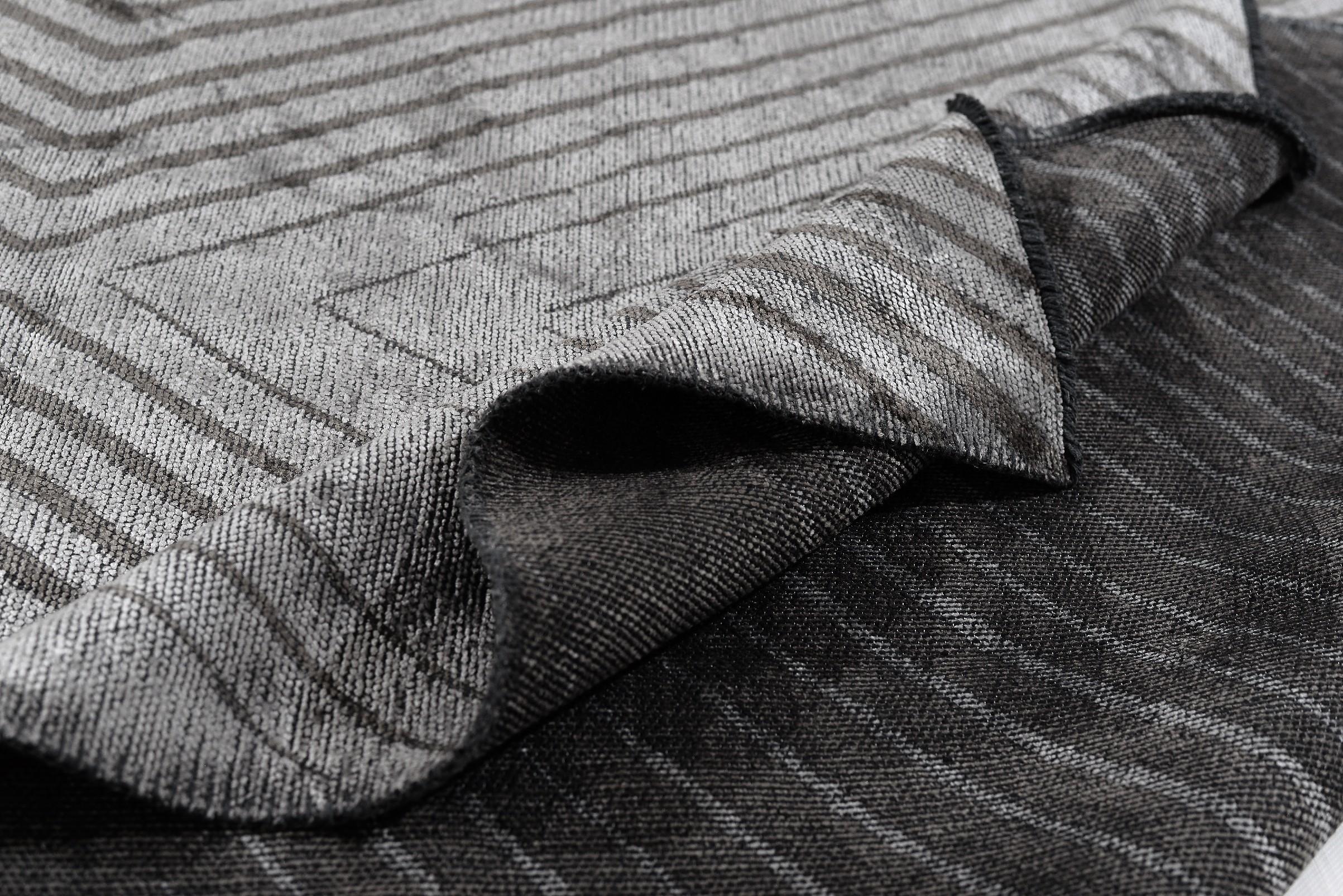 For Sale:  (Black) Modern Chevron Luxury Area Rug 2