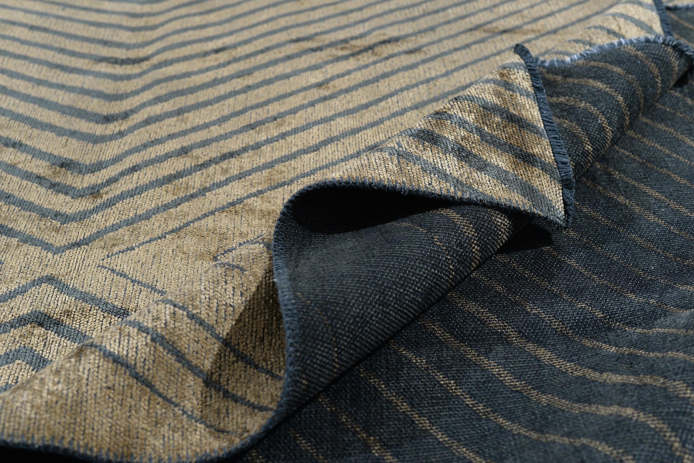 For Sale:  (Gray) Modern Chevron Luxury Area Rug 2