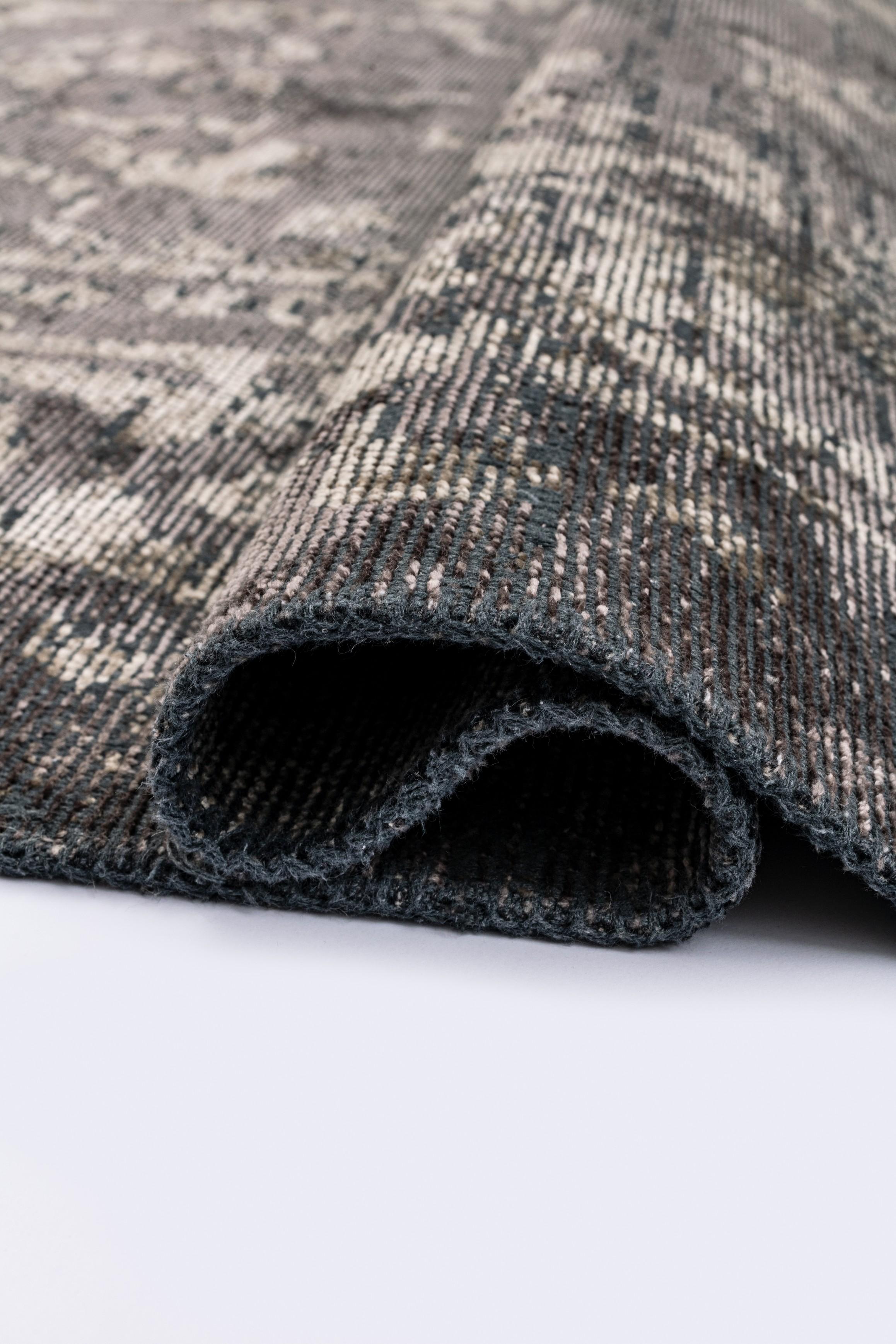 For Sale:  (Gray) Traditional Oriental Luxury Hand-Finished Area Rug 2