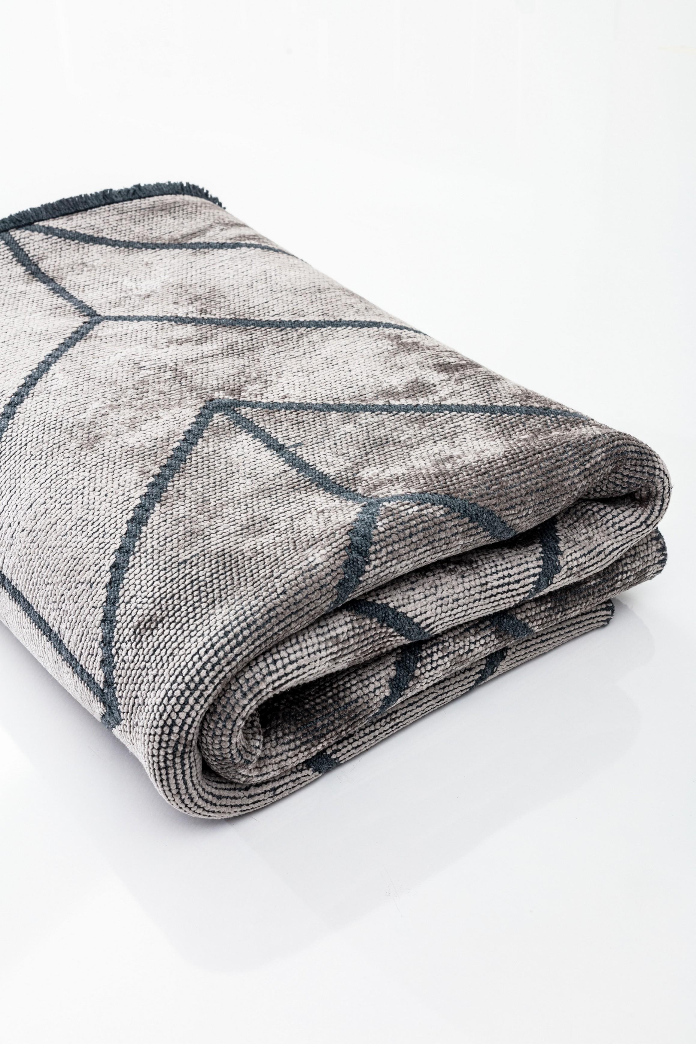 For Sale:  (Gray) Modern Chevron Luxury Hand-Finished Area Rug 4