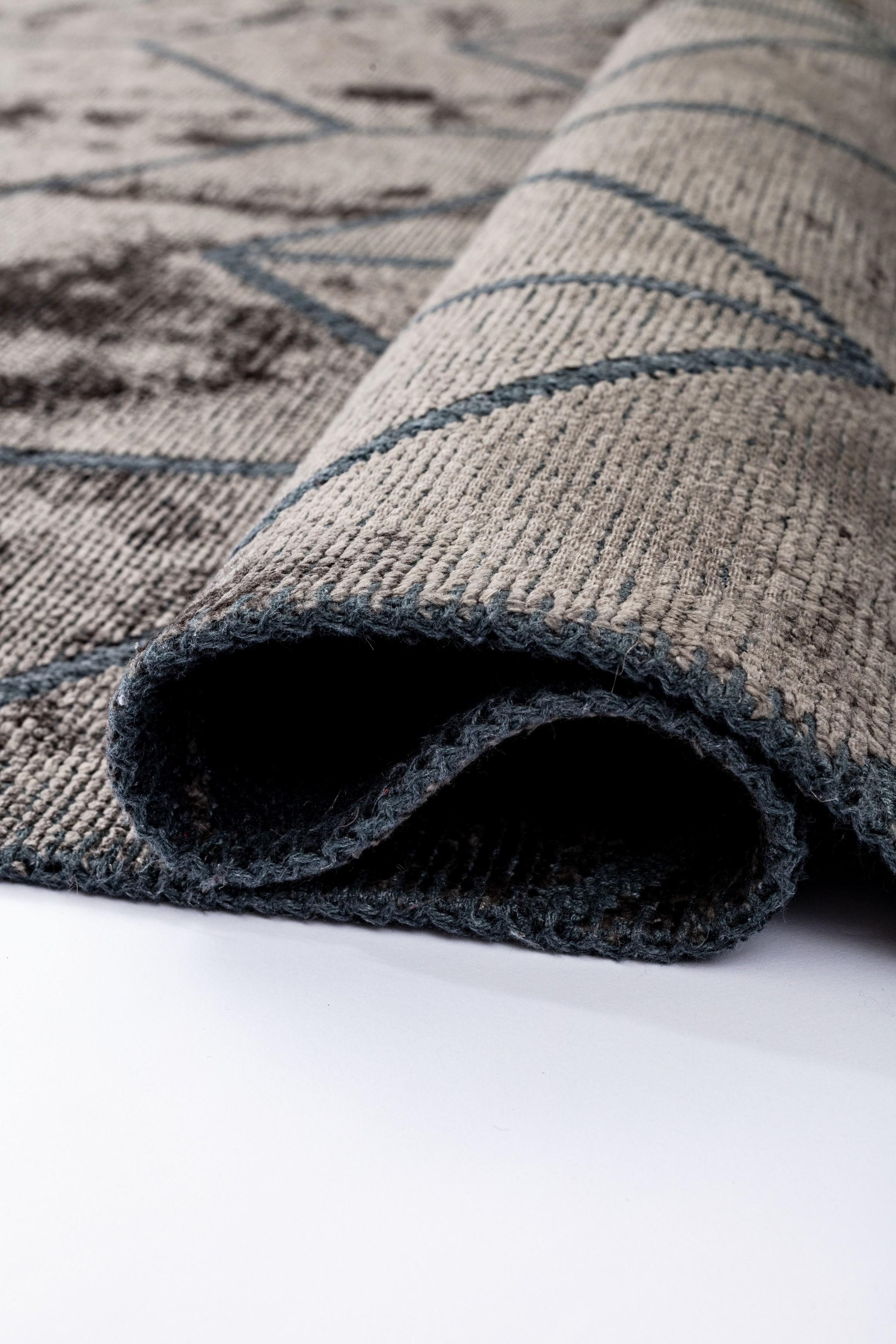 For Sale:  (Brown) Modern Chevron Luxury Hand-Finished Area Rug 2