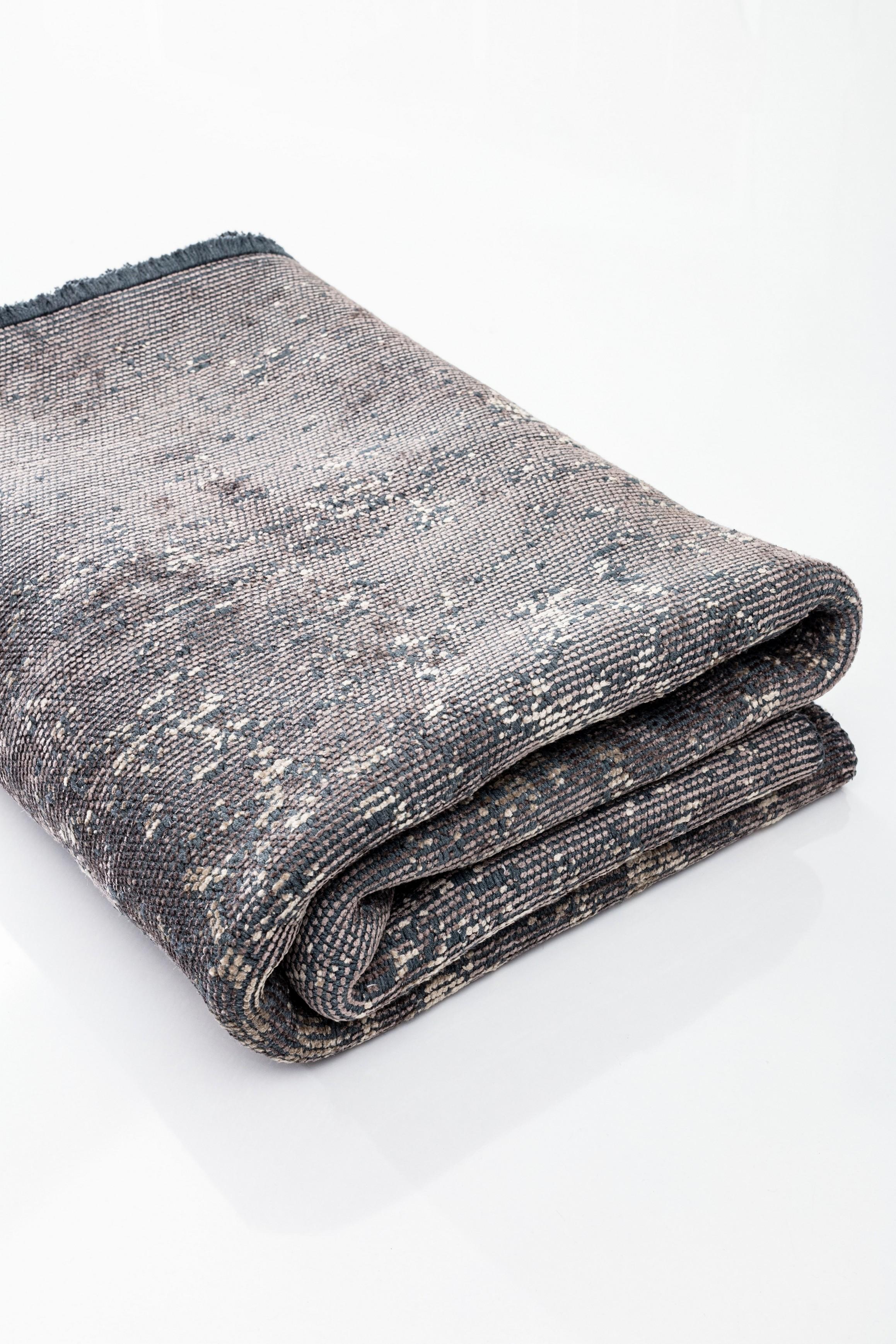 For Sale:  (Gray) Traditional Oriental Luxury Hand-Finished Area Rug 4
