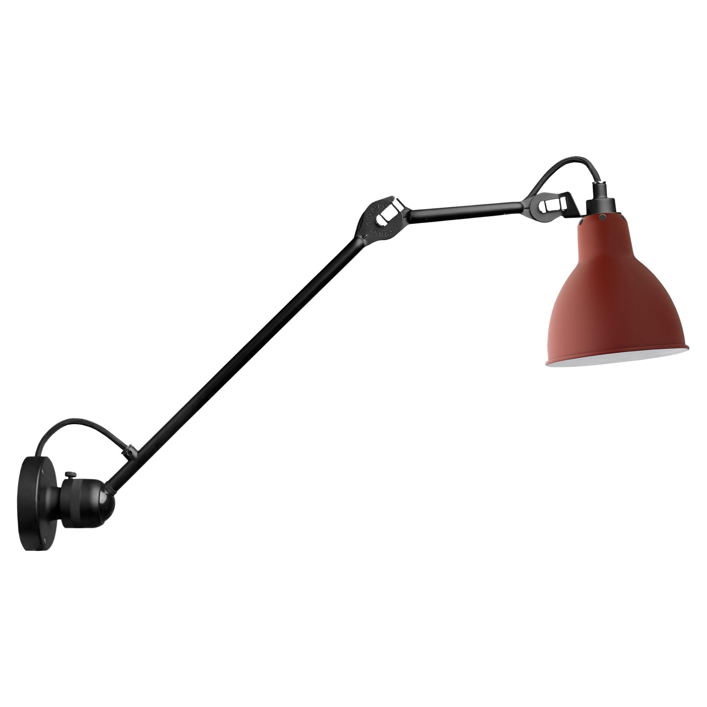 DCW Editions La Lampe Gras N°304 L40 Wandleuchte mit schwarzem Arm und rotem Lampenschirm
