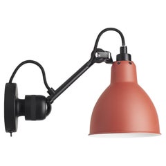 DCW Editions La Lampe Gras N°304 SW Wandleuchte mit schwarzem Arm und rotem Lampenschirm