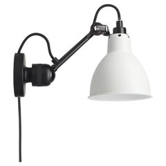 DCW Editions La Lampe Gras N°304 CA Wandleuchte mit schwarzem Arm und weißem Lampenschirm