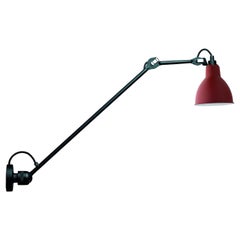 DCW Editions La Lampe Gras N°304 L60 Wandleuchte mit schwarzem Arm und rotem Lampenschirm