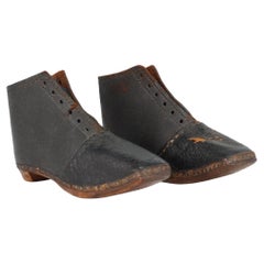 Un perfetto paio di scarpe da bambino in pelle fatte a mano del XIX secolo, praticamente mai indossate.